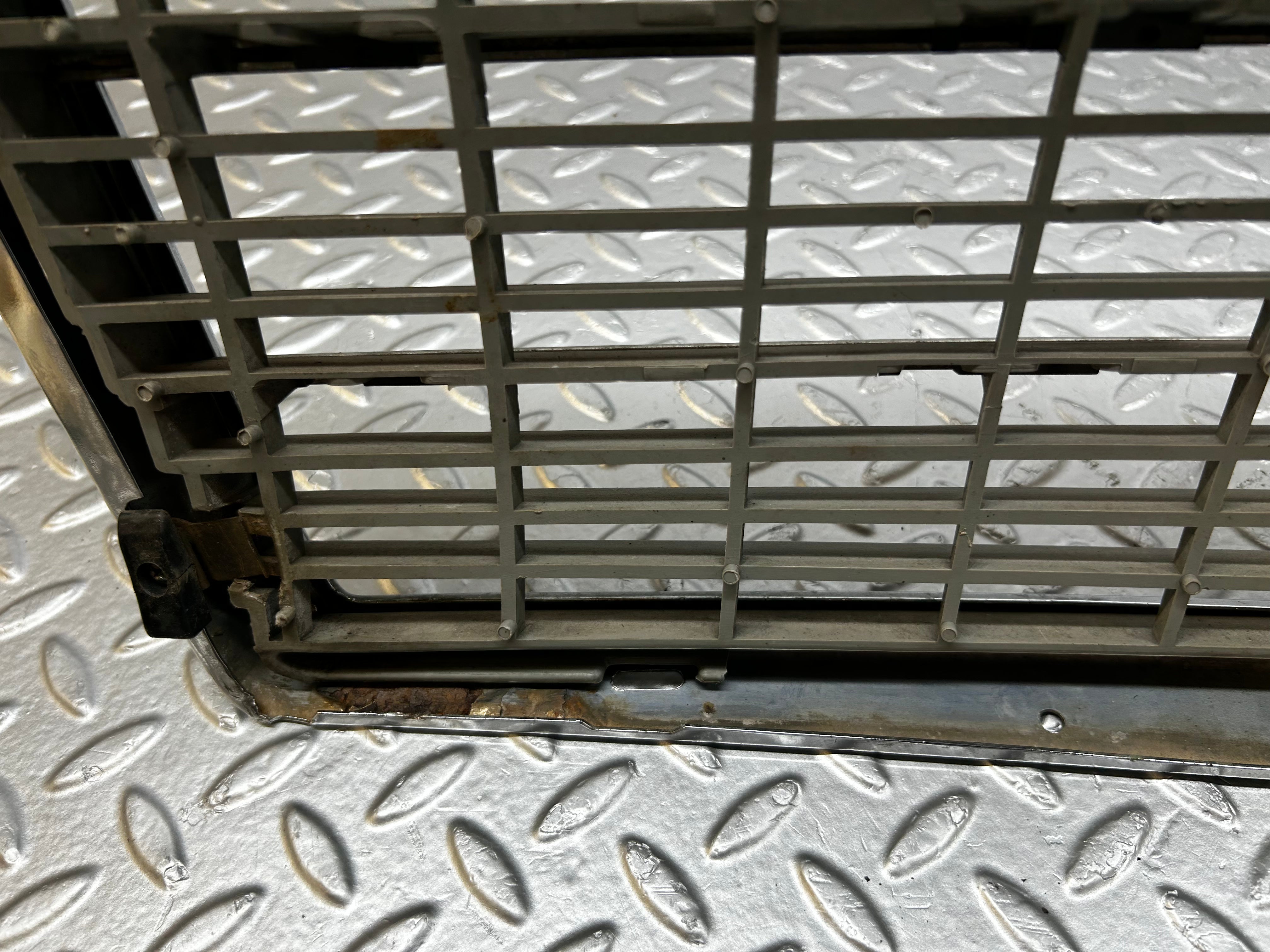 31899 Mercedes-Benz W123 Bonnet Grill Chrome 1238880923