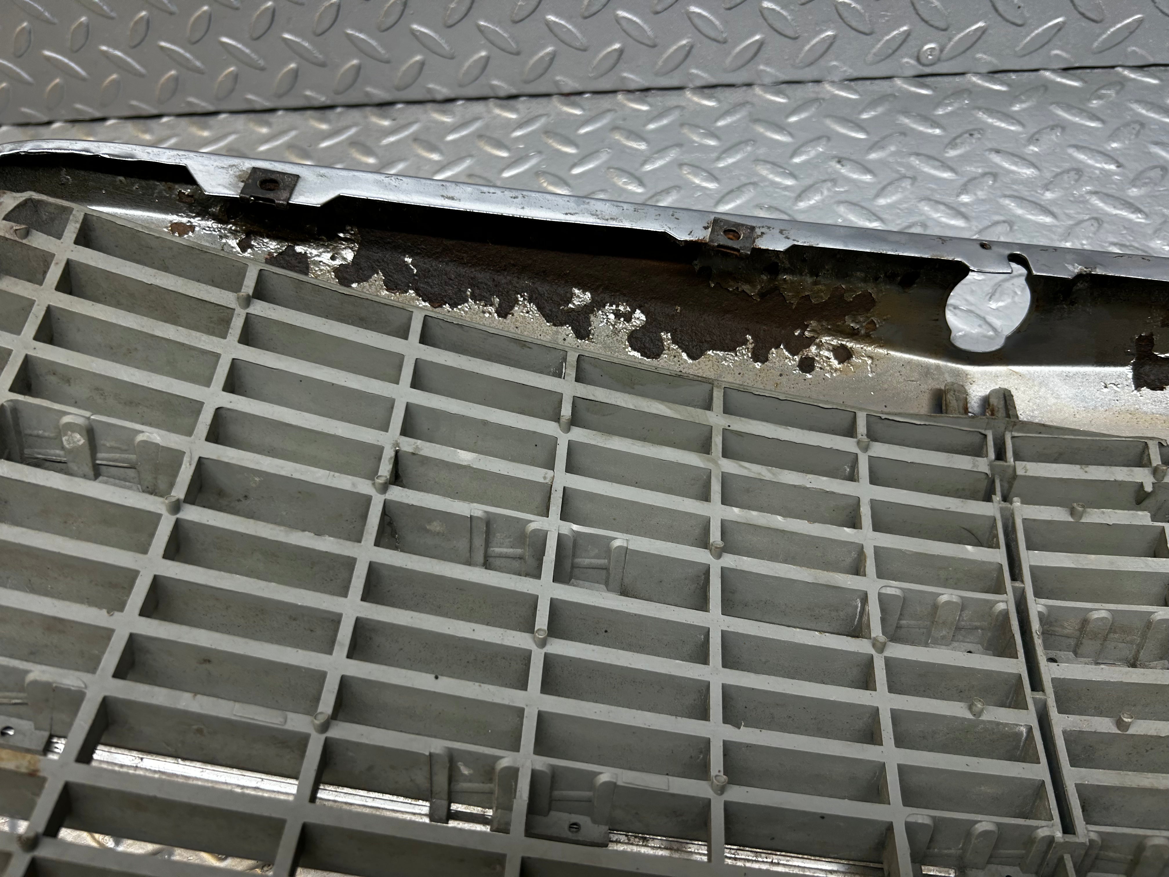 31899 Mercedes-Benz W123 Bonnet Grill Chrome 1238880923