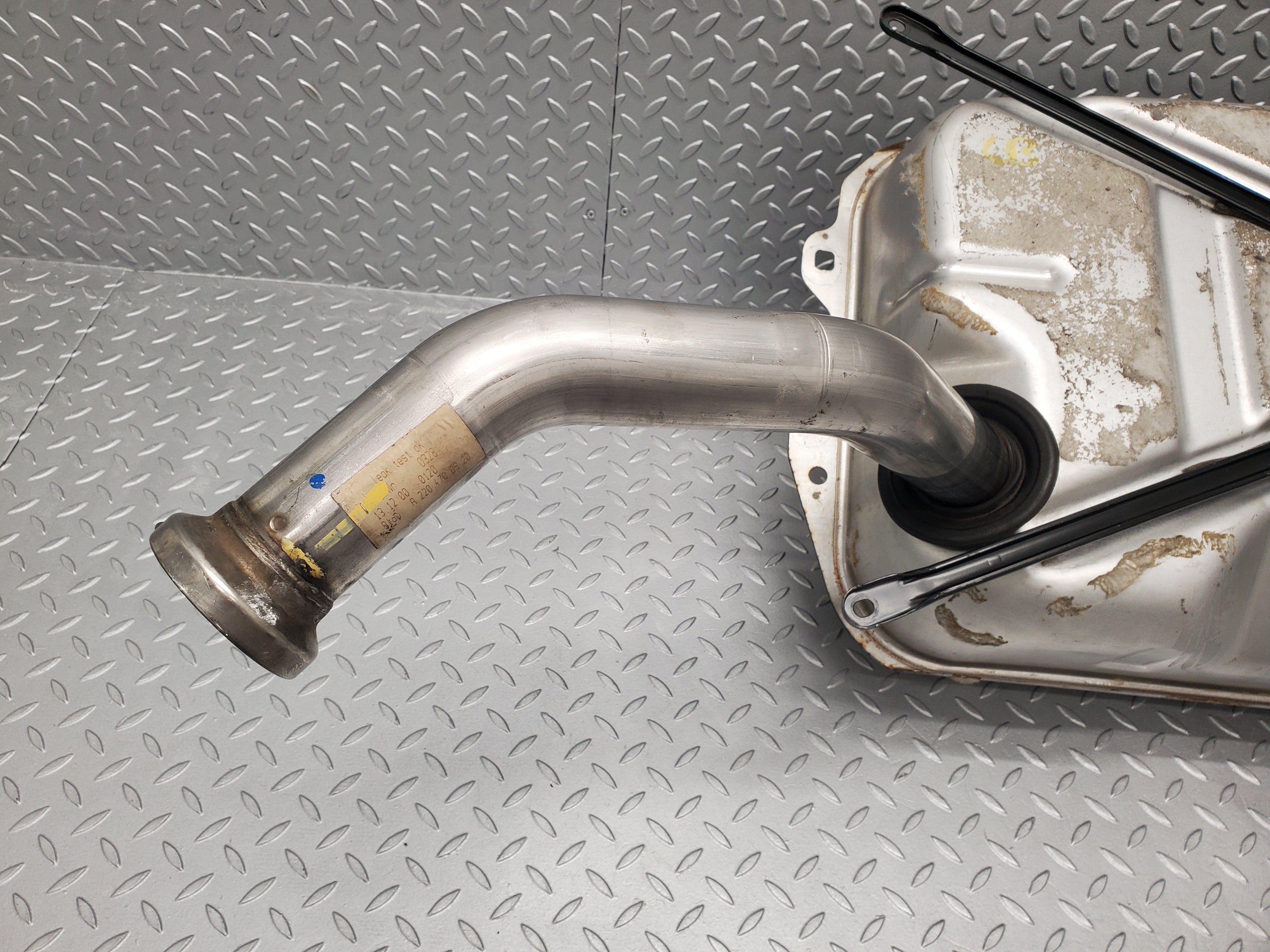 1587 Mercedes-Benz W220 S430 Fuel Tank Petrol 2204700920