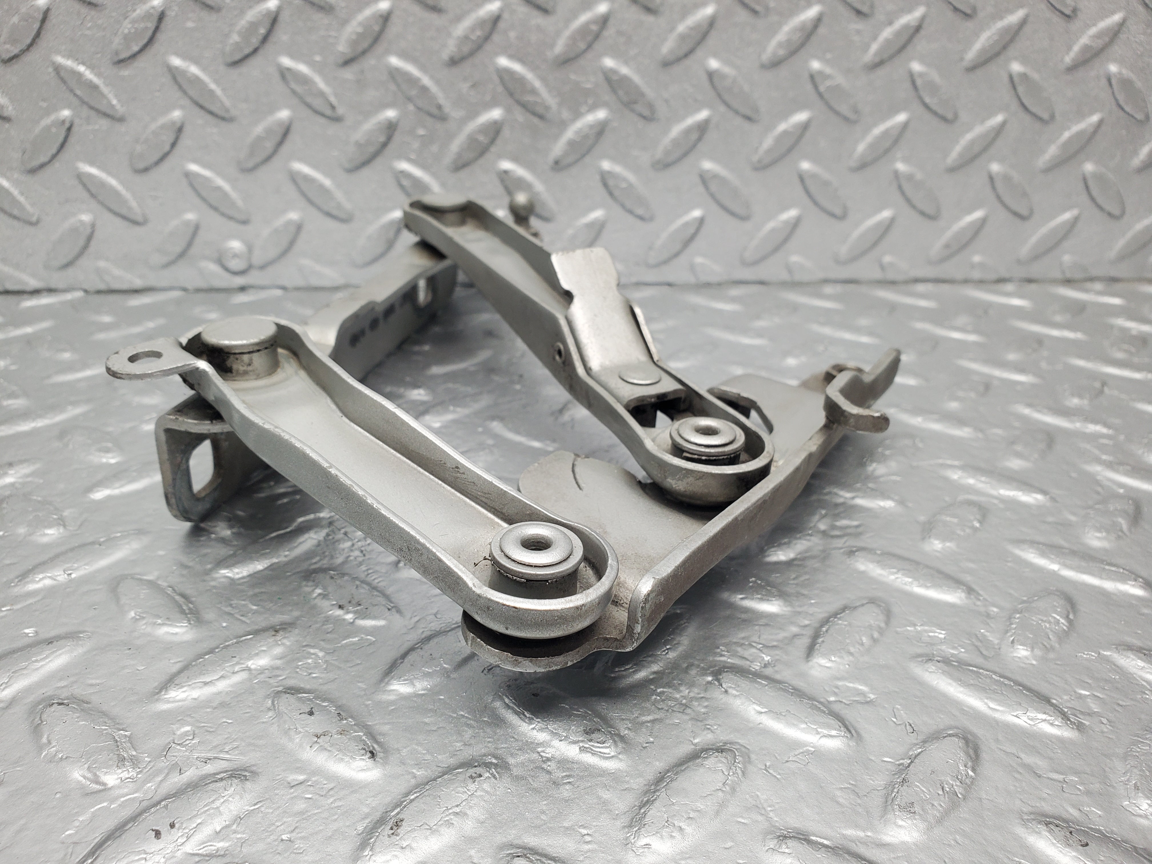 1597 Mercedes-Benz W220 S430 Bonnet Hinge Right Side 2208800228