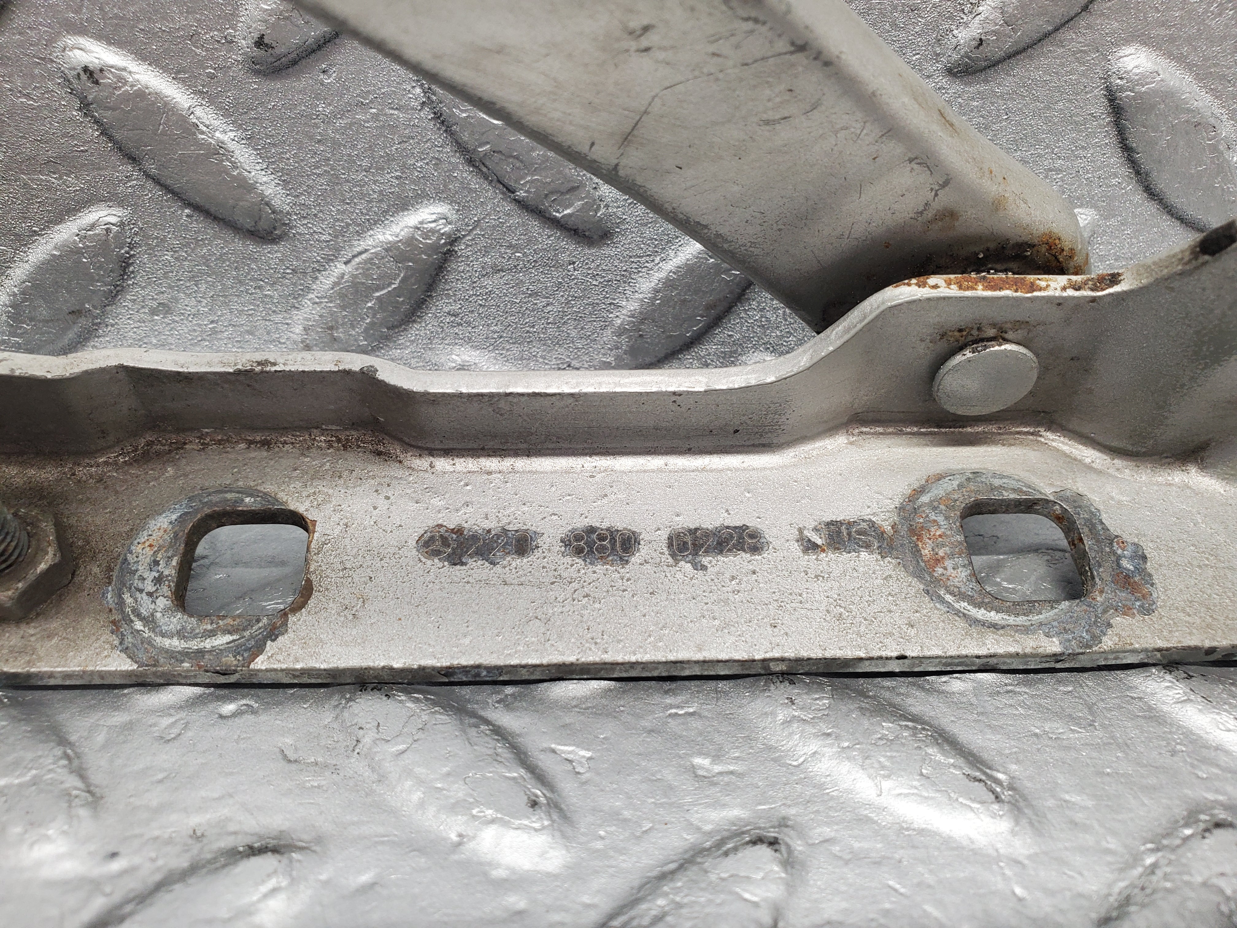 1597 Mercedes-Benz W220 S430 Bonnet Hinge Right Side 2208800228