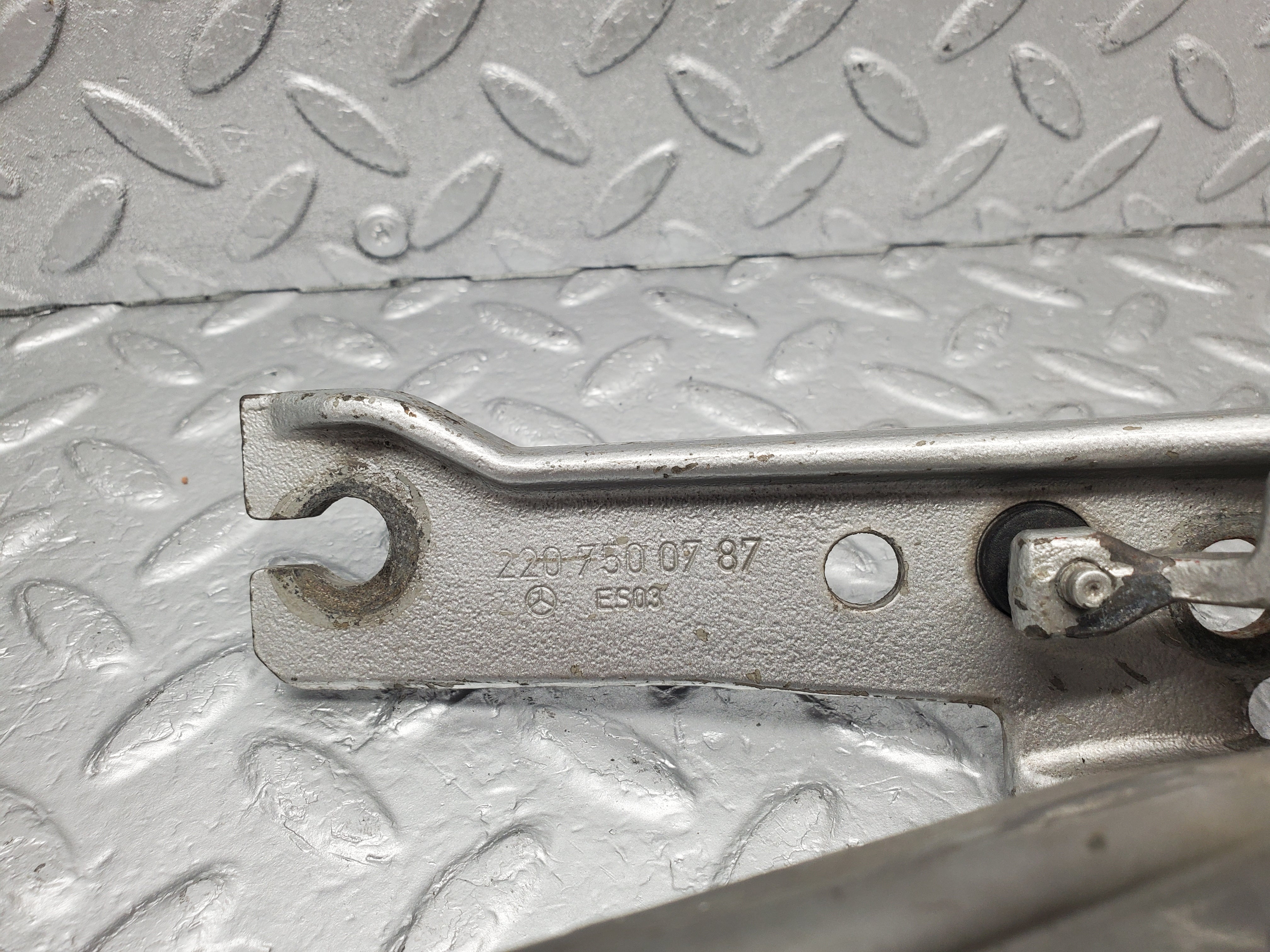 1600 Mercedes-Benz W220 S430 Boot Lid Trunk Hinge Left Side 2207500787