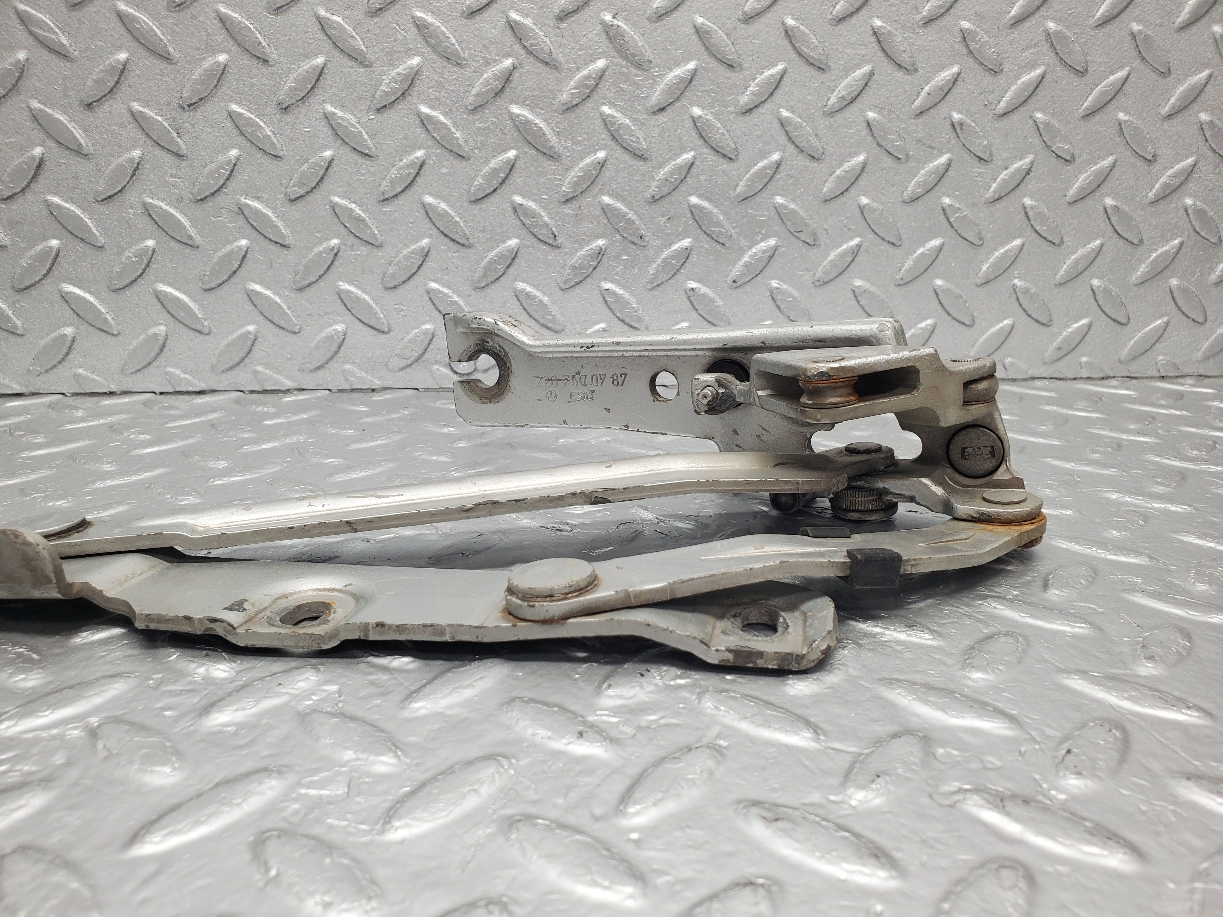 1600 Mercedes-Benz W220 S430 Boot Lid Trunk Hinge Left Side 2207500787