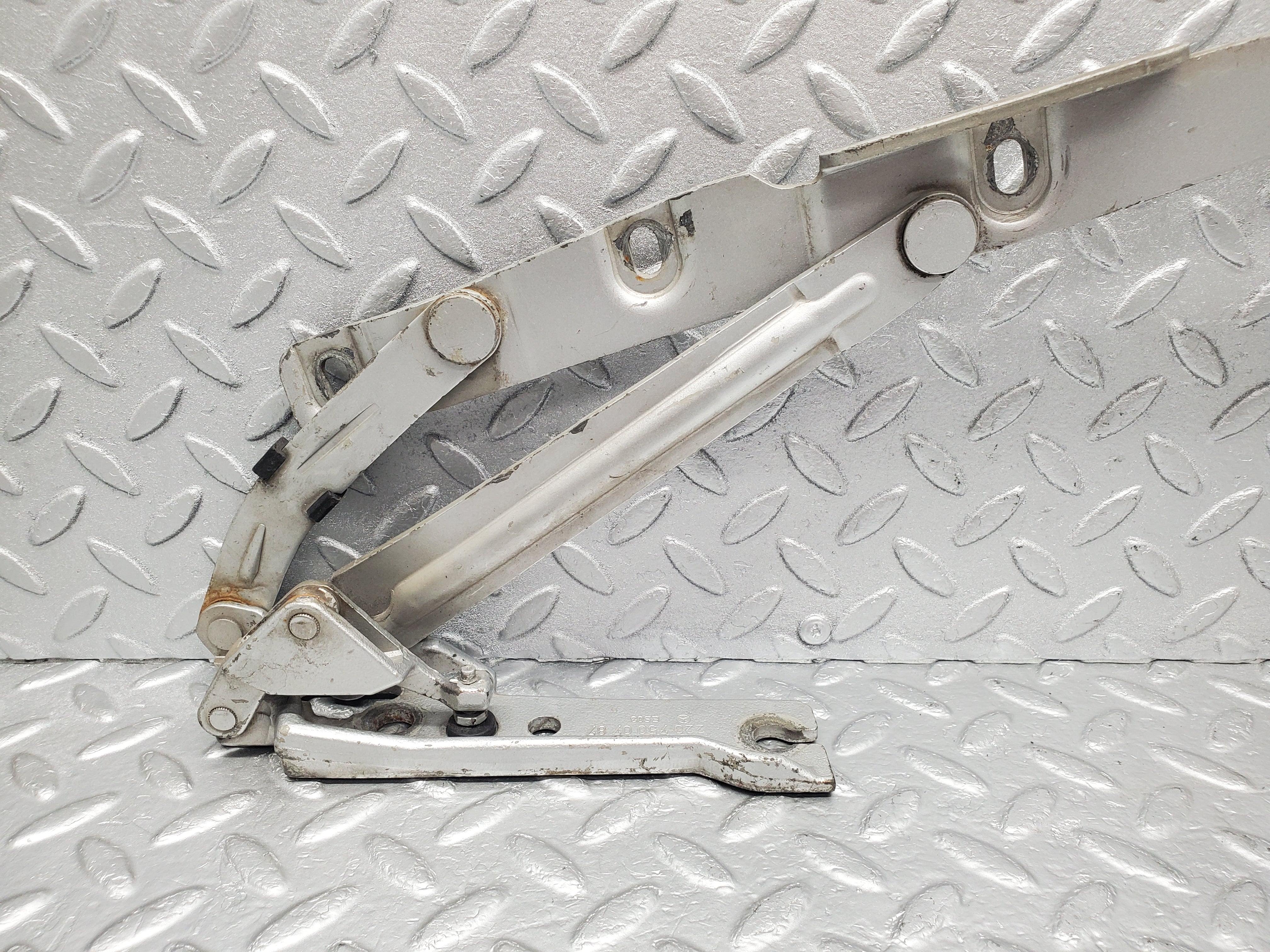 1600 Mercedes-Benz W220 S430 Boot Lid Trunk Hinge Left Side 2207500787