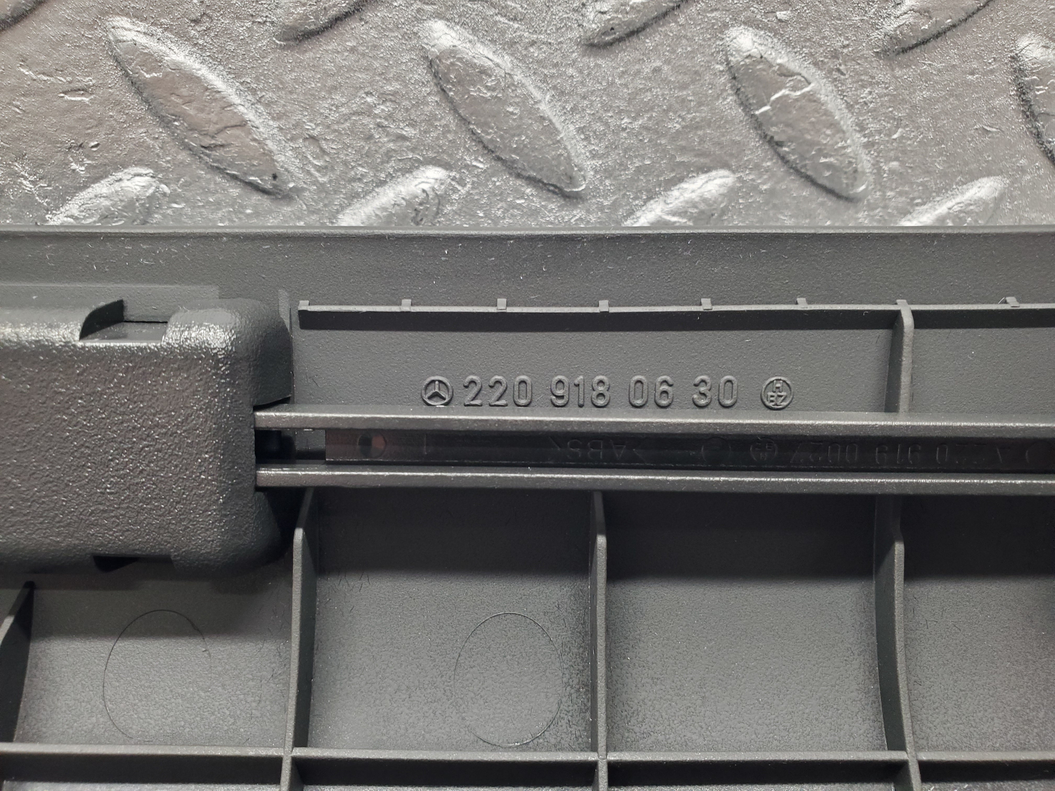 1601 Mercedes-Benz W220 S430 Front Seat Compartment Lid Cover 2209180630