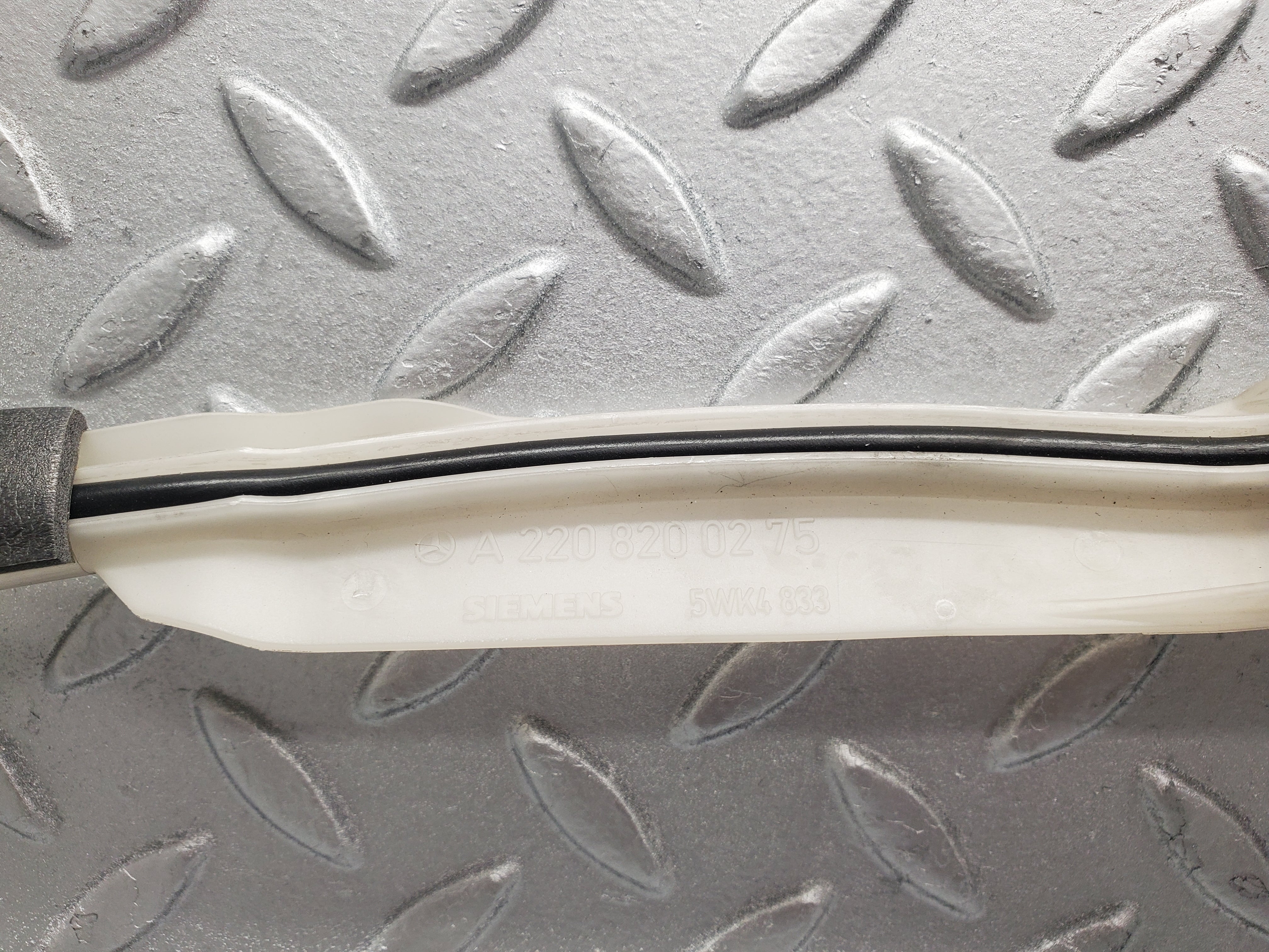 1604 Mercedes-Benz W220 S430 Keyless Antenna Front Right 2208200275