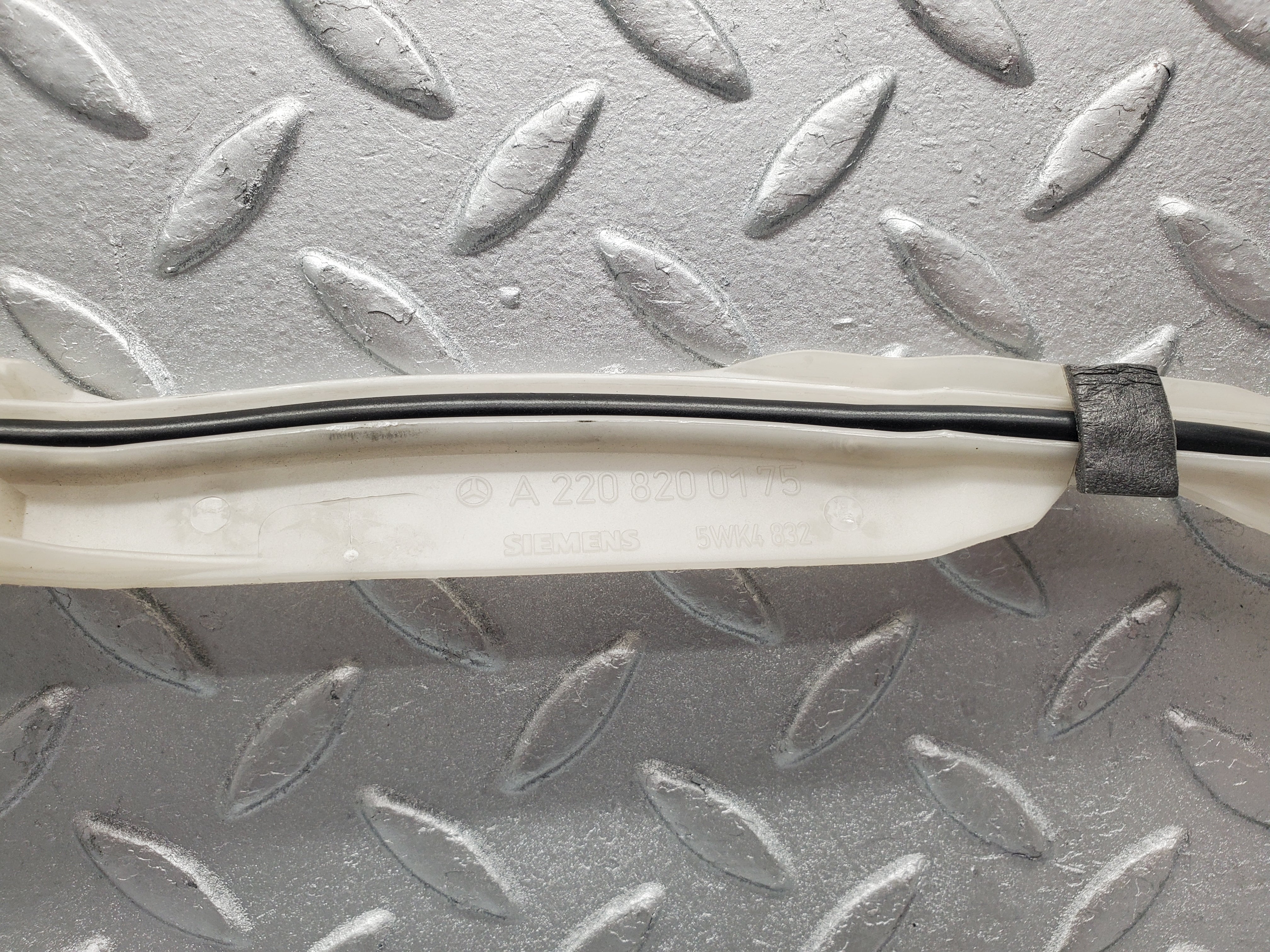 1605 Mercedes-Benz W220 S430 Keyless Antenna Front Left 2208200175