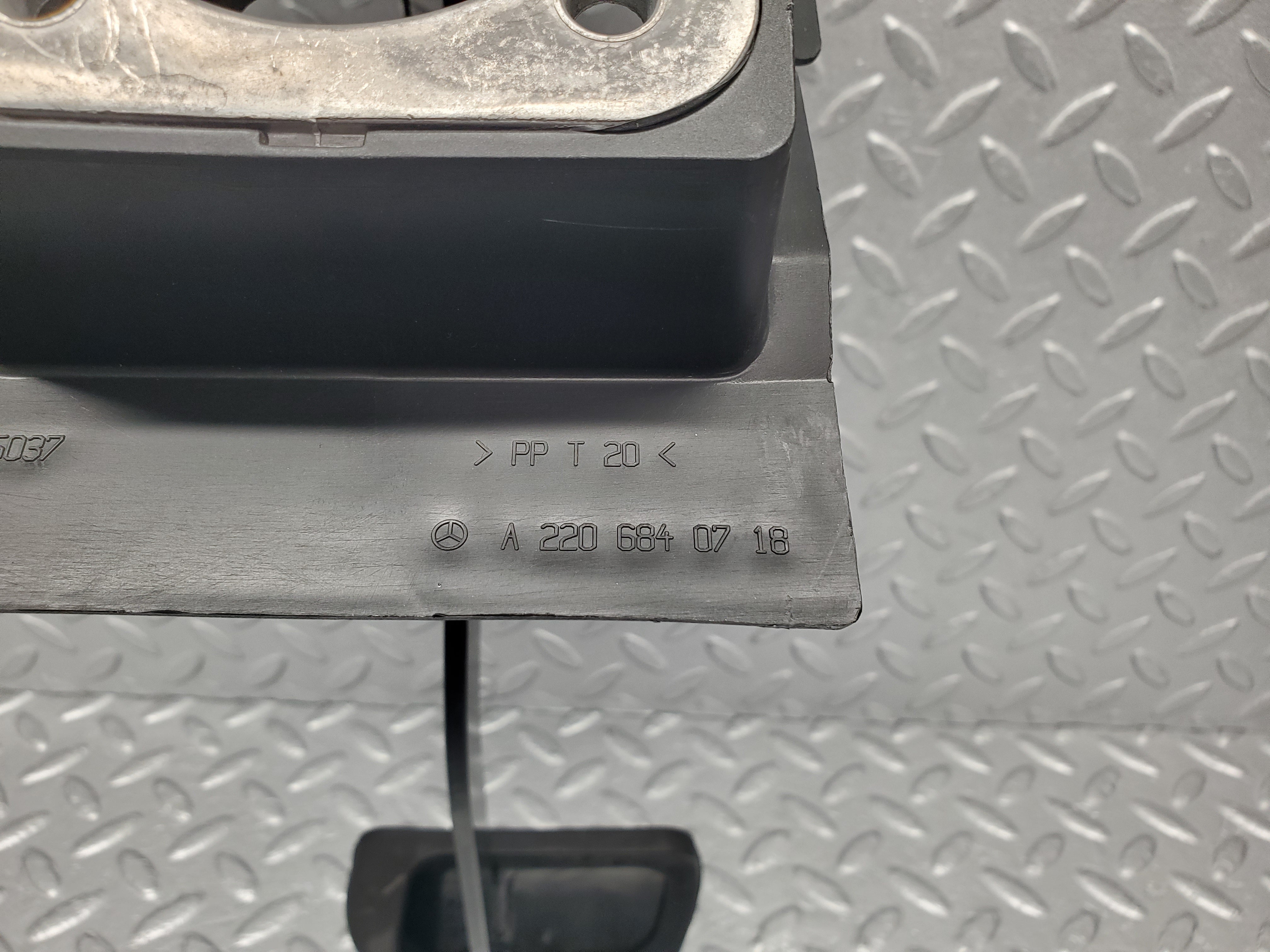 1608 Mercedes-Benz W220 S430 Brake Pedal 2206840718