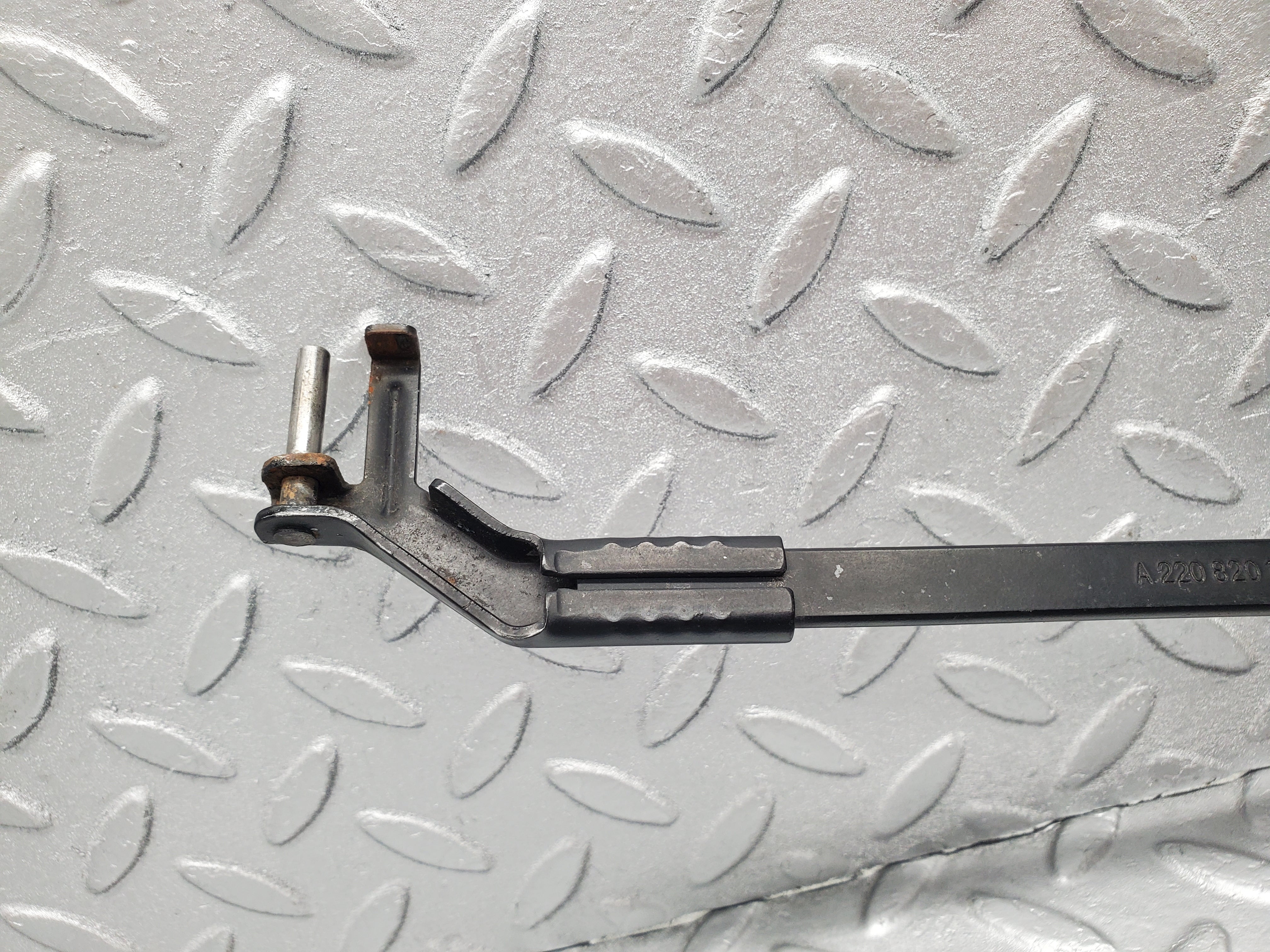 1613 Mercedes-Benz W220 S430 Wiper Arm Left Passenger Side N/S 2208201944