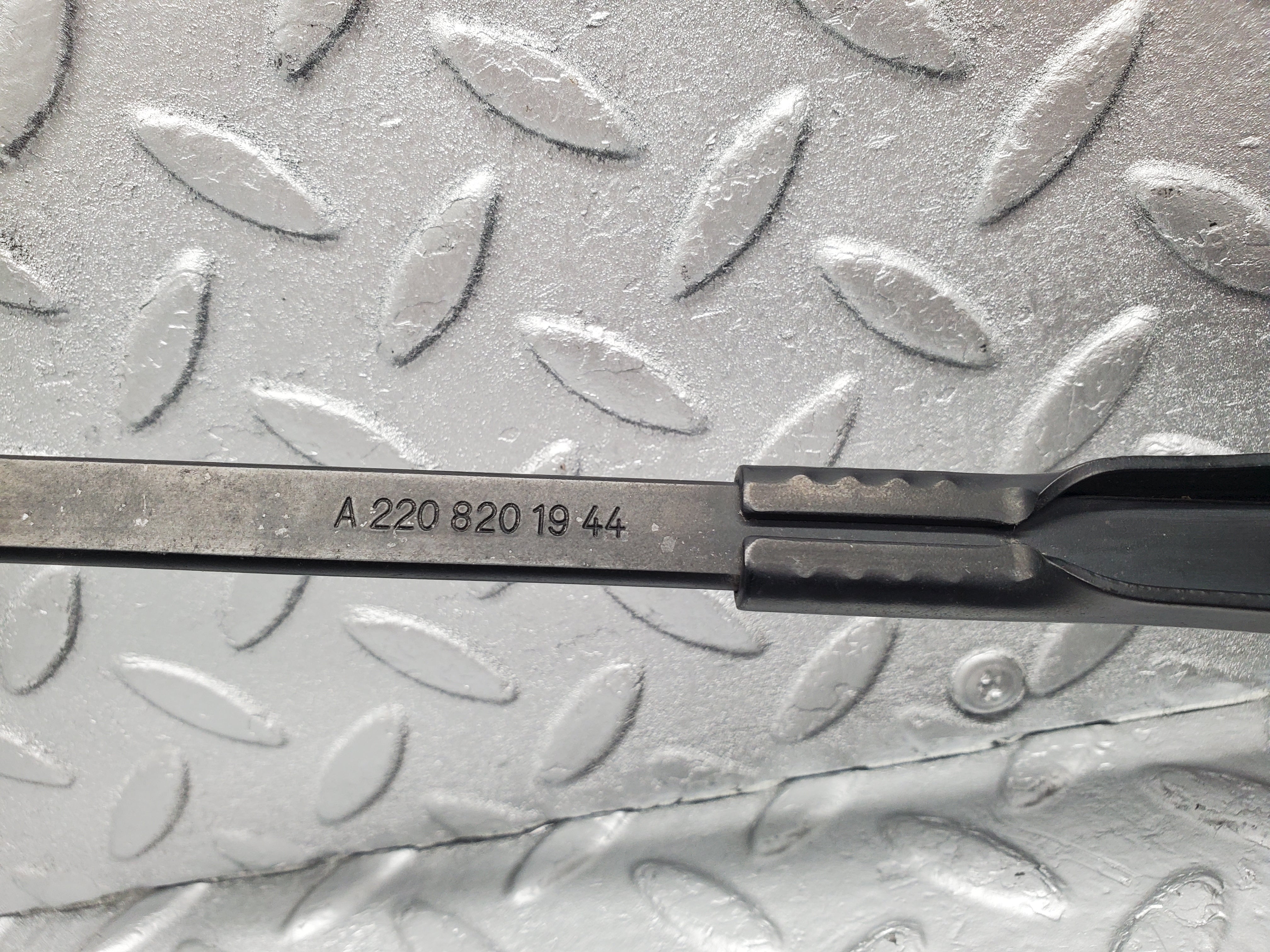 1613 Mercedes-Benz W220 S430 Wiper Arm Left Passenger Side N/S 2208201944