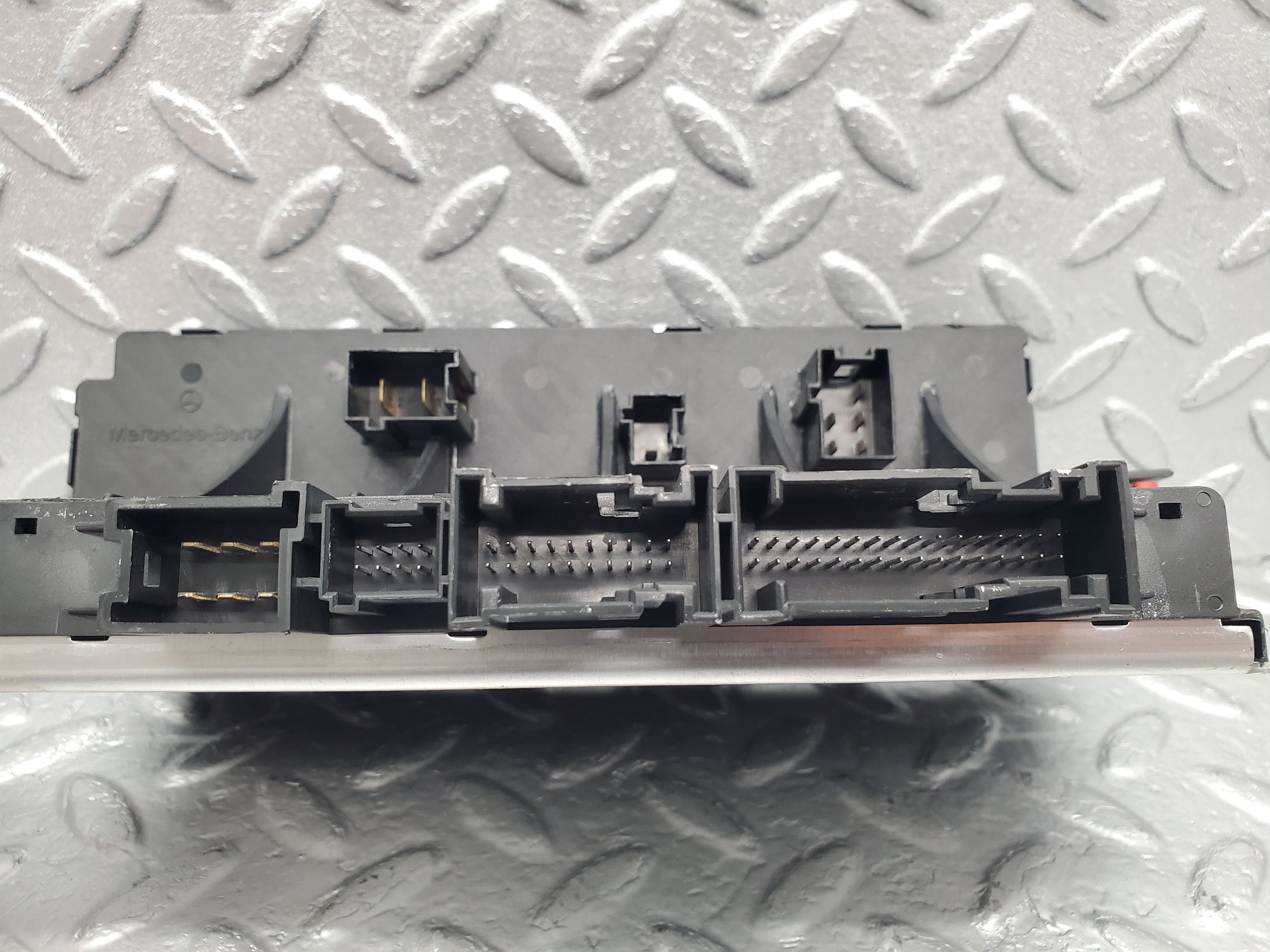 1629 Mercedes-Benz W220 S430 Fuse Box Holder Front 0285459832