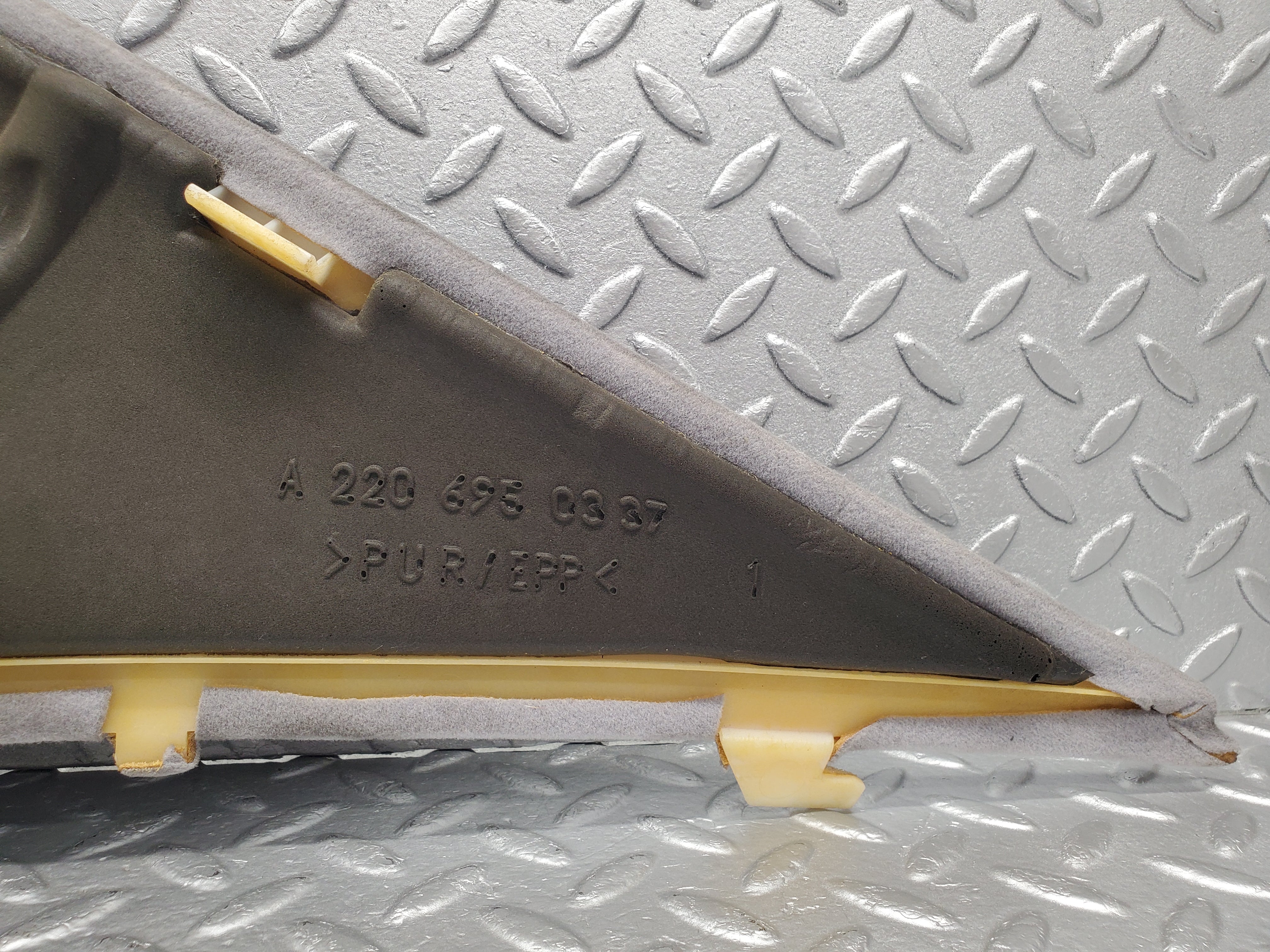 1635 Mercedes-Benz W220 S430 C Pillar Cover Trim Left Side 2206950337