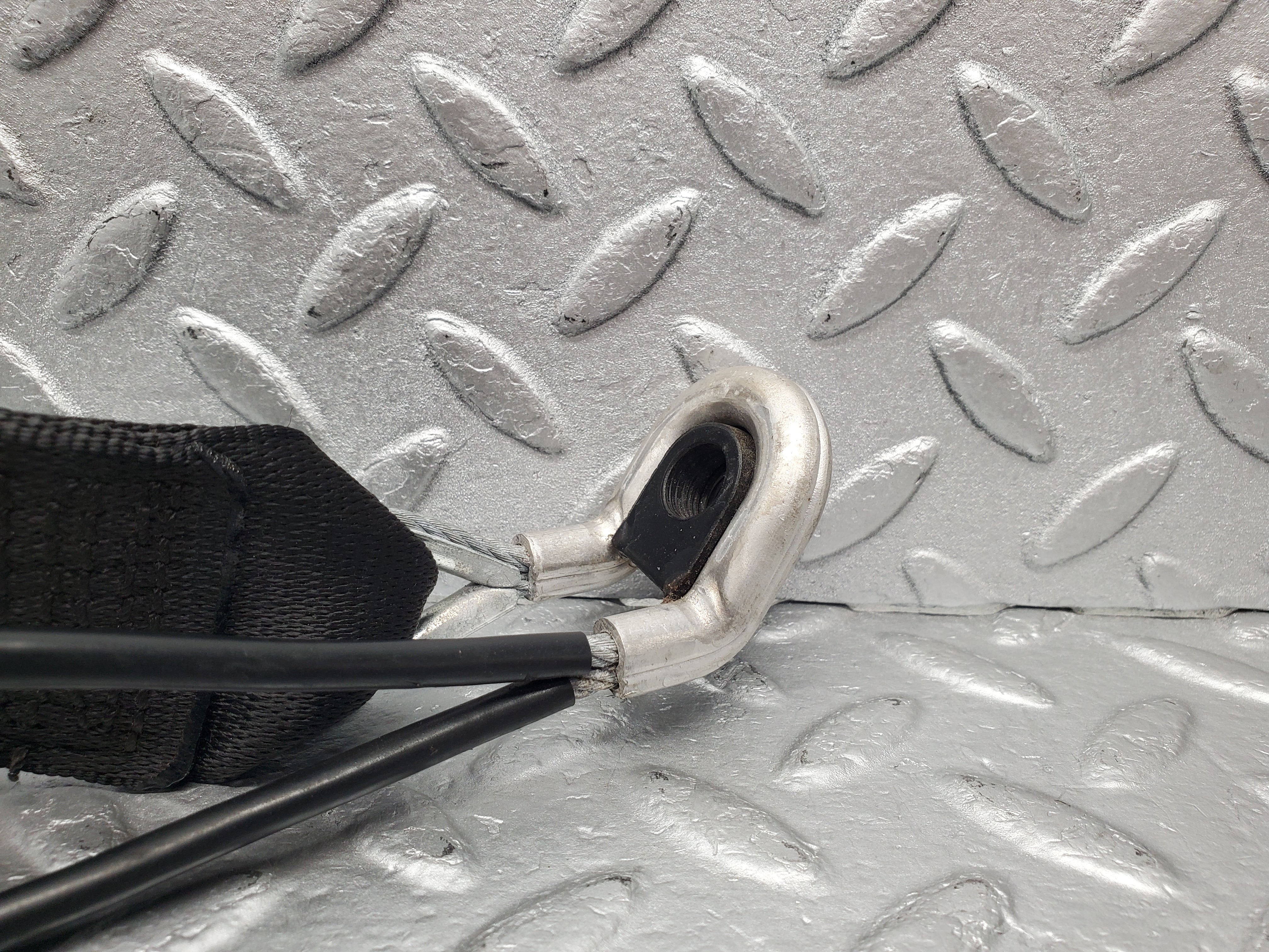 1642 Mercedes-Benz W220 S430 Centre Seat Belt Buckle 2208600869