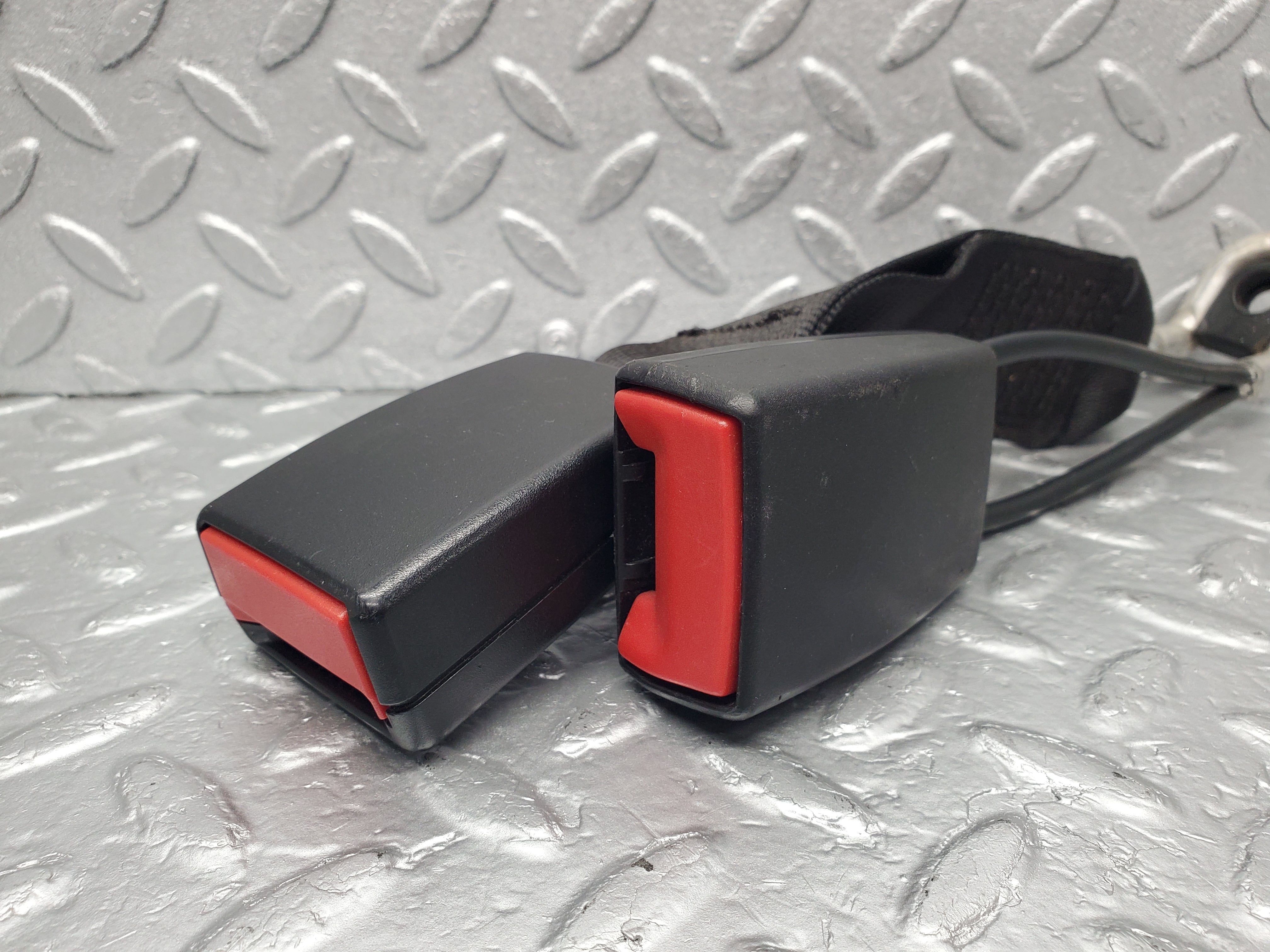 1642 Mercedes-Benz W220 S430 Centre Seat Belt Buckle 2208600869