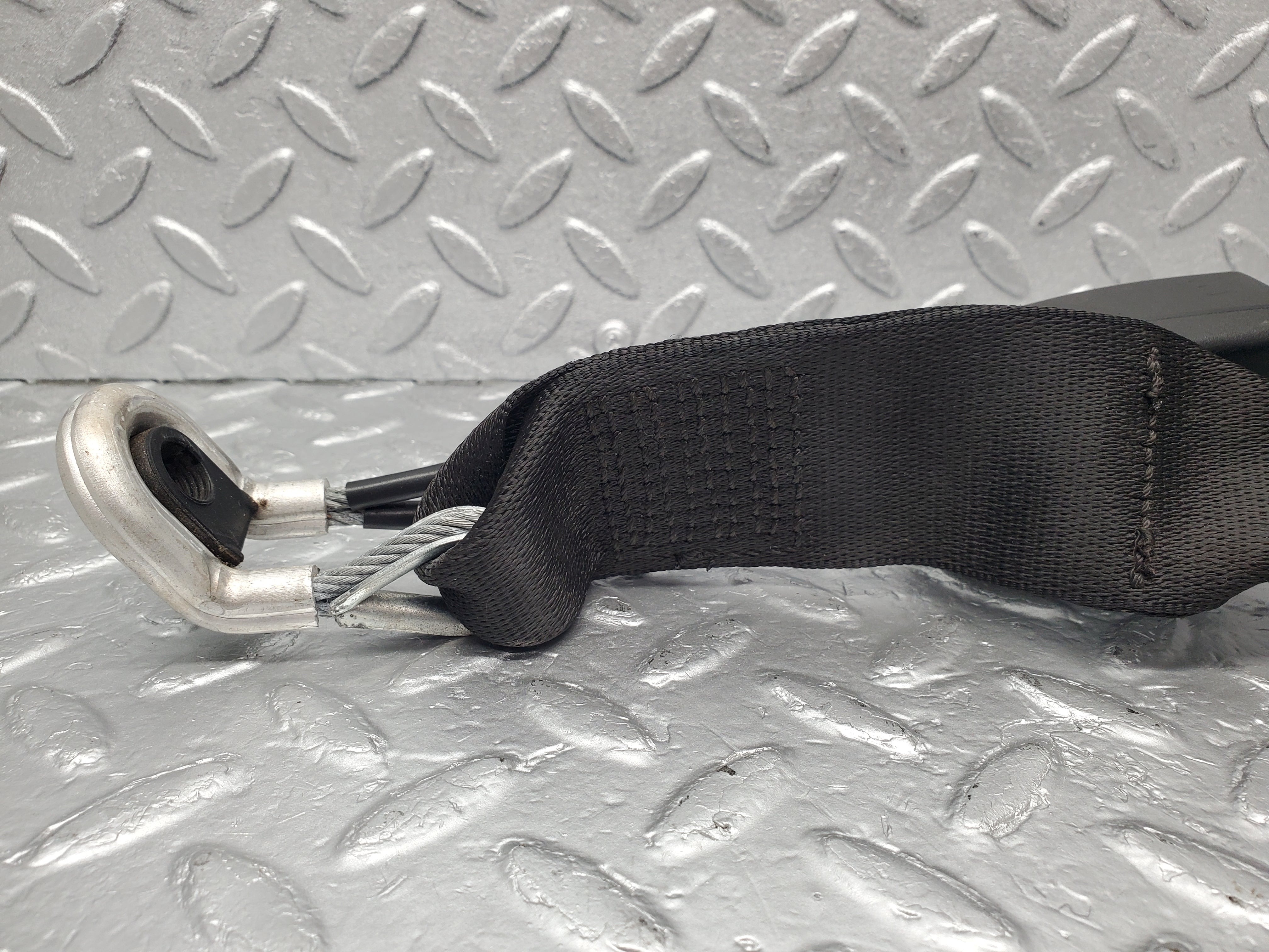 1642 Mercedes-Benz W220 S430 Centre Seat Belt Buckle 2208600869