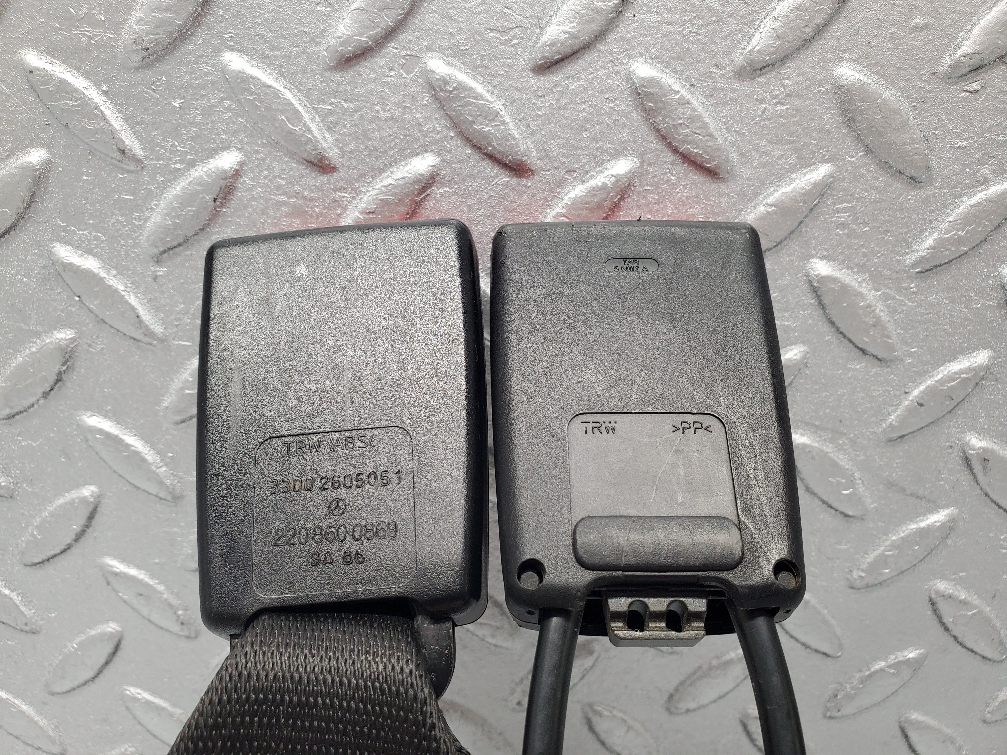 1642 Mercedes-Benz W220 S430 Centre Seat Belt Buckle 2208600869