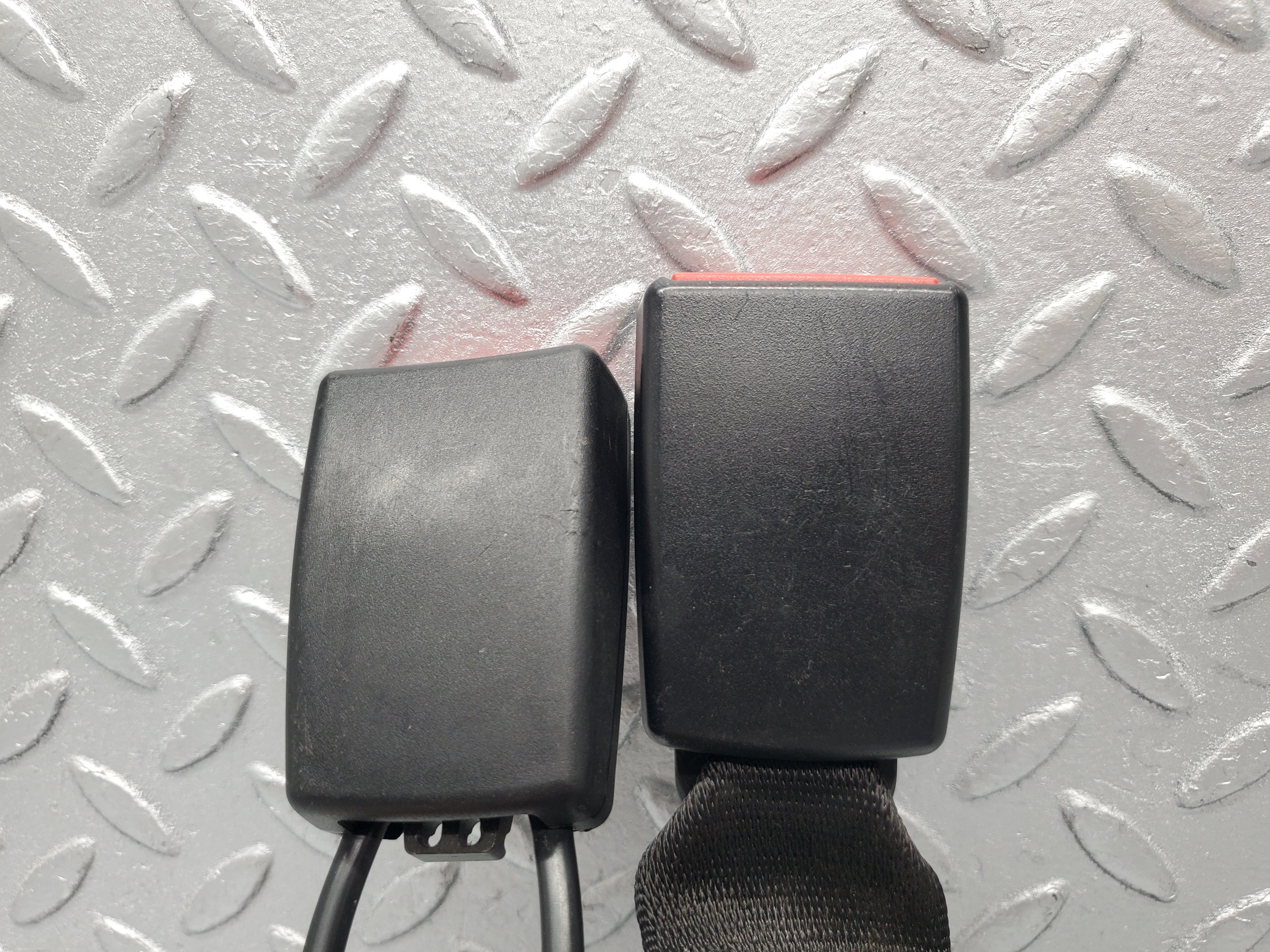 1642 Mercedes-Benz W220 S430 Centre Seat Belt Buckle 2208600869