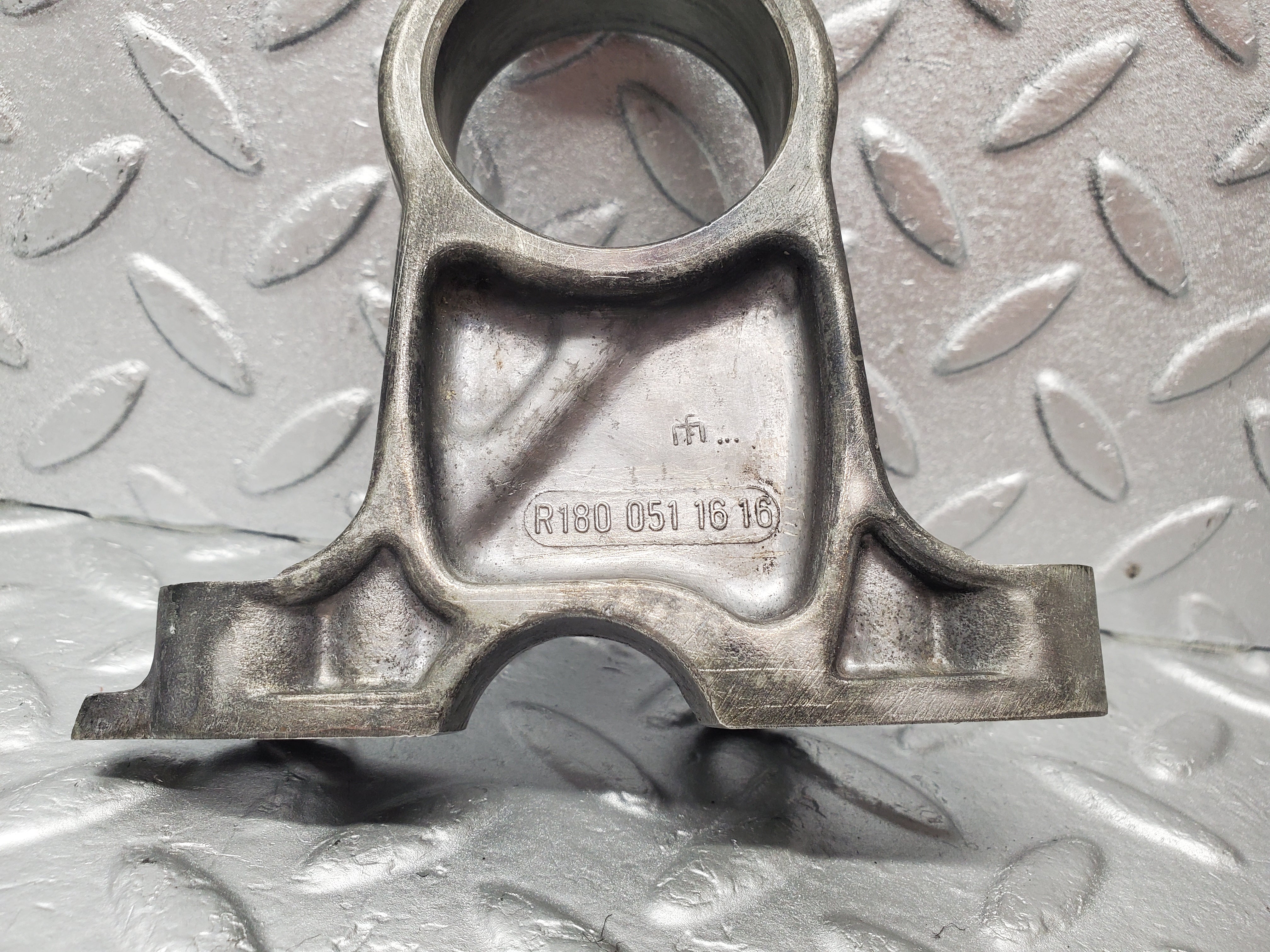 1712 Mercedes-Benz W105 219 PONTON Camshaft Bearing Tower 1800511616