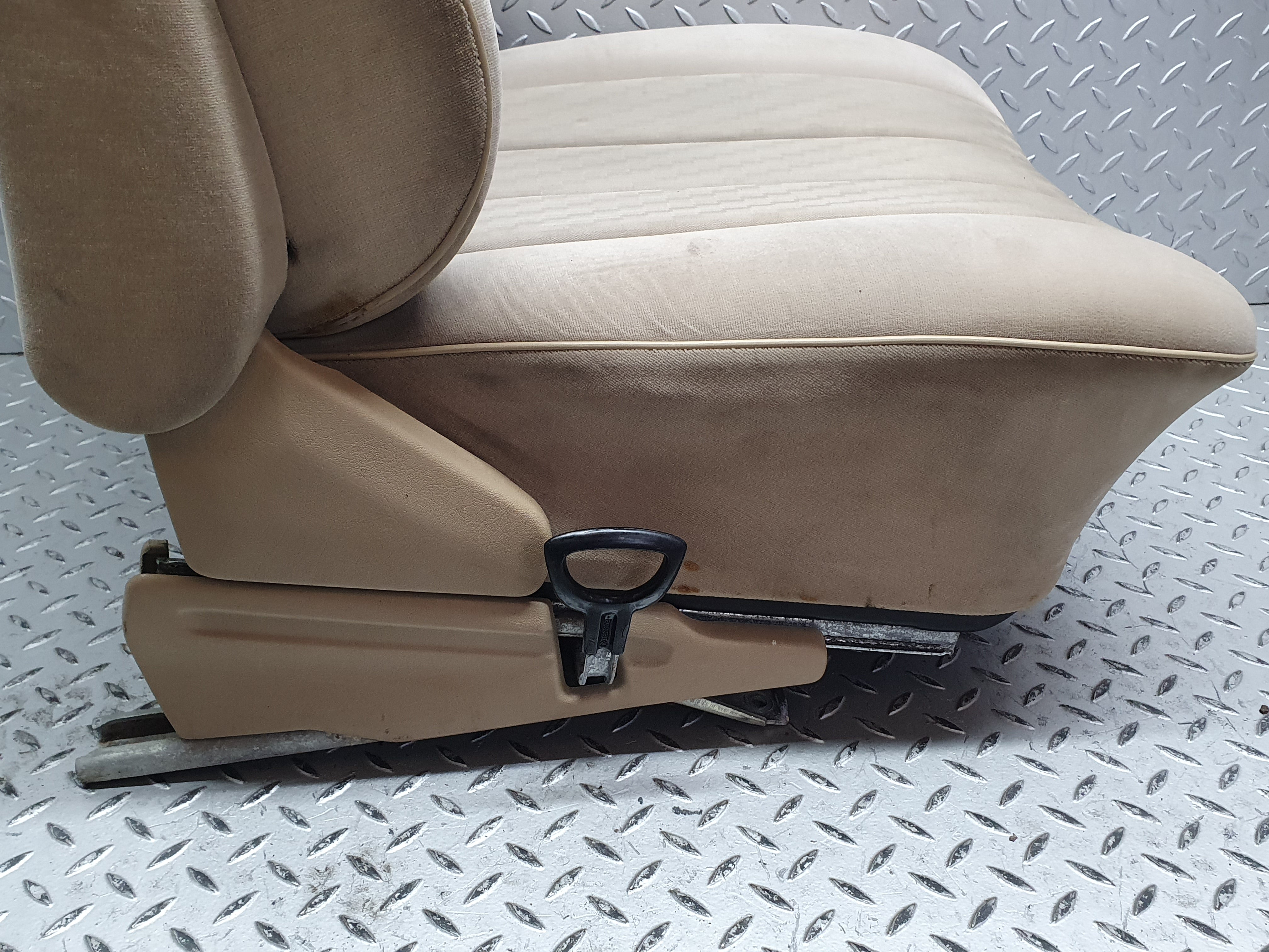 41134 Mercedes-Benz W126 300SE Front Right Seat Driver Seat Beige 1269102950