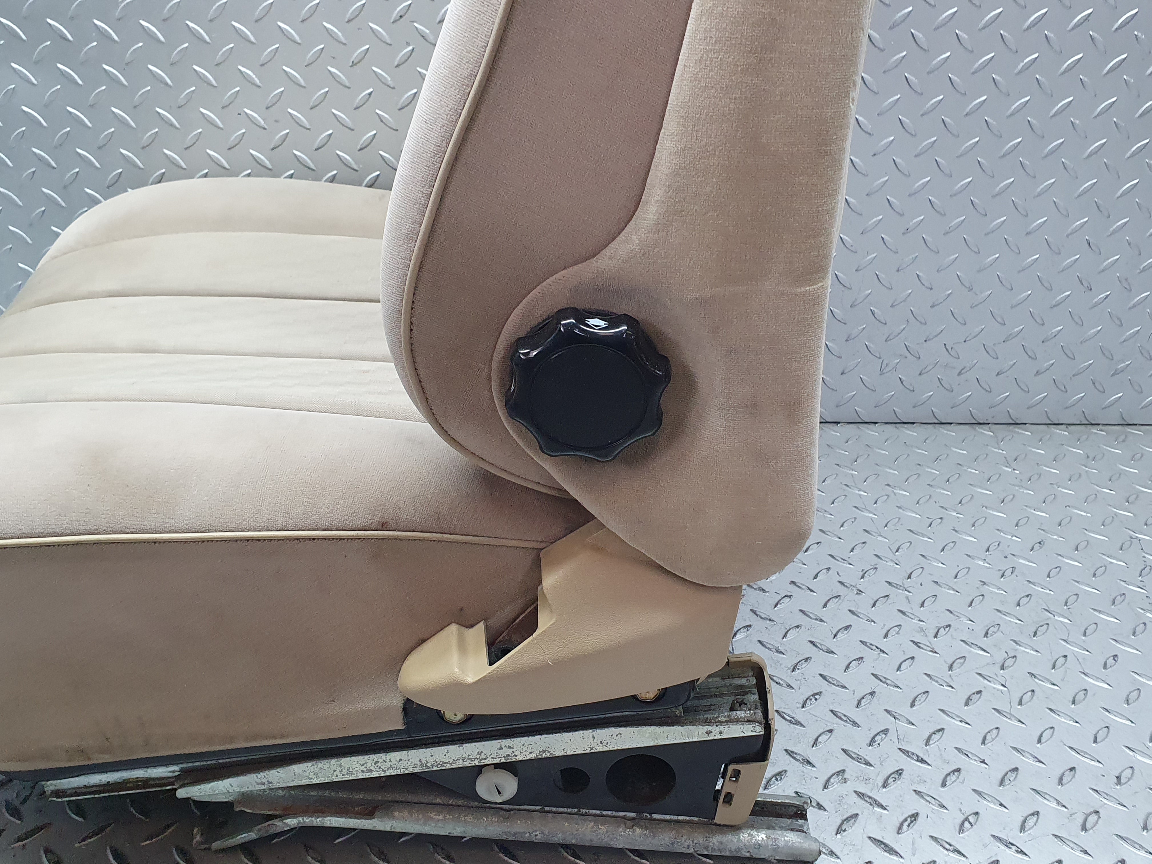 41134 Mercedes-Benz W126 300SE Front Right Seat Driver Seat Beige 1269102950
