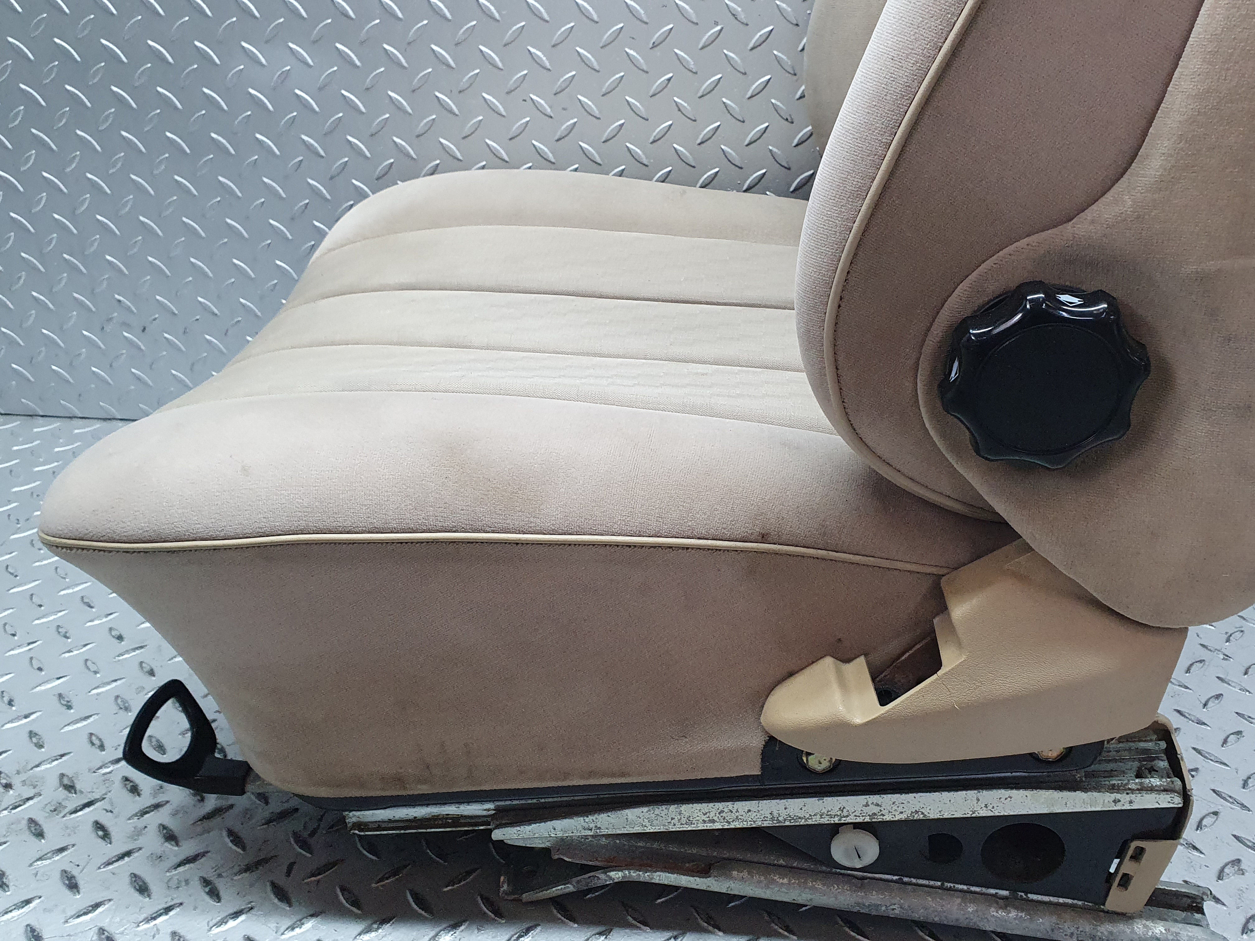 41134 Mercedes-Benz W126 300SE Front Right Seat Driver Seat Beige 1269102950