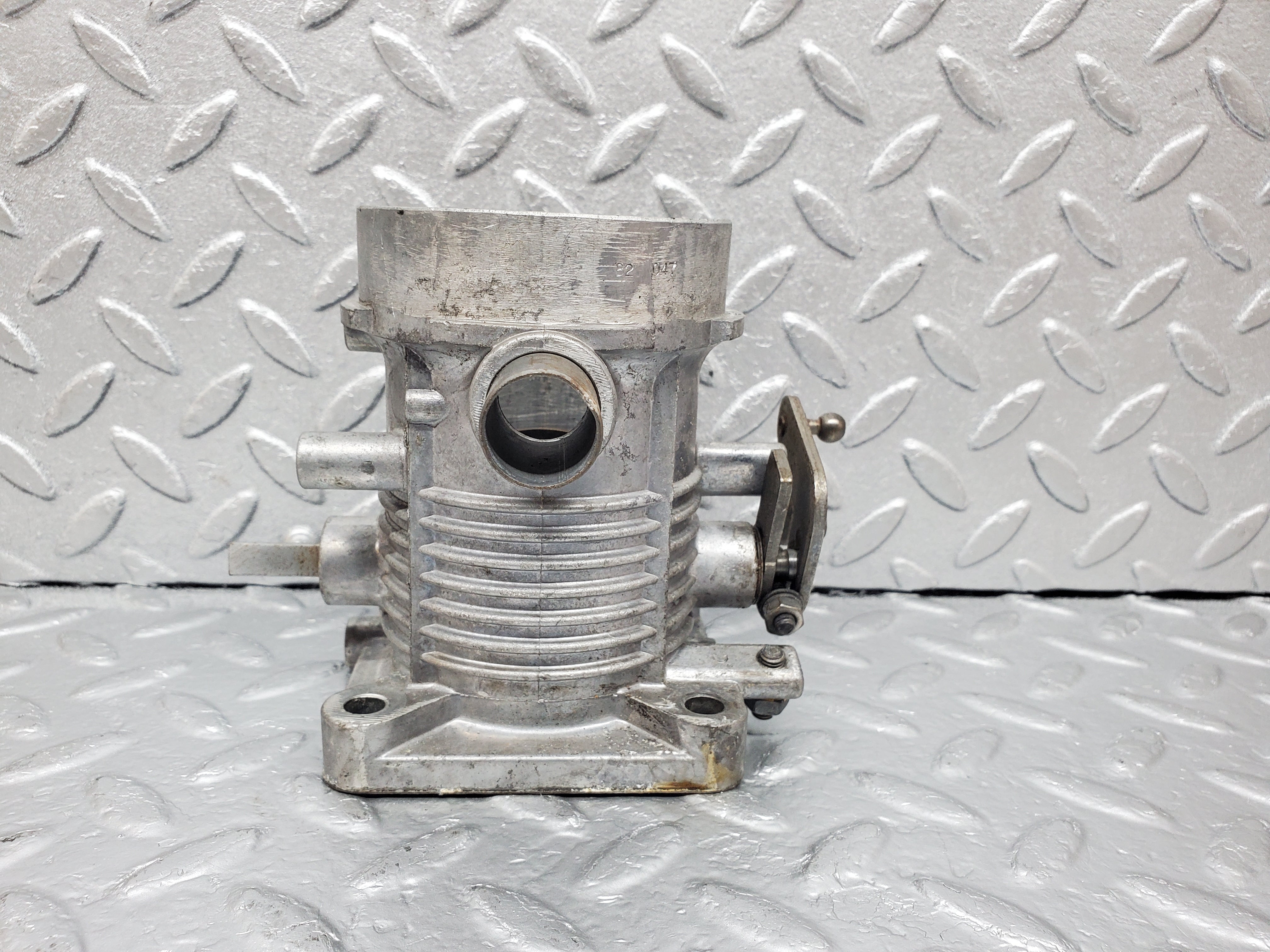 0901 Mercedes-Benz C107 350SLC Coupe Coupe Jetronic Throttle Body Assembly