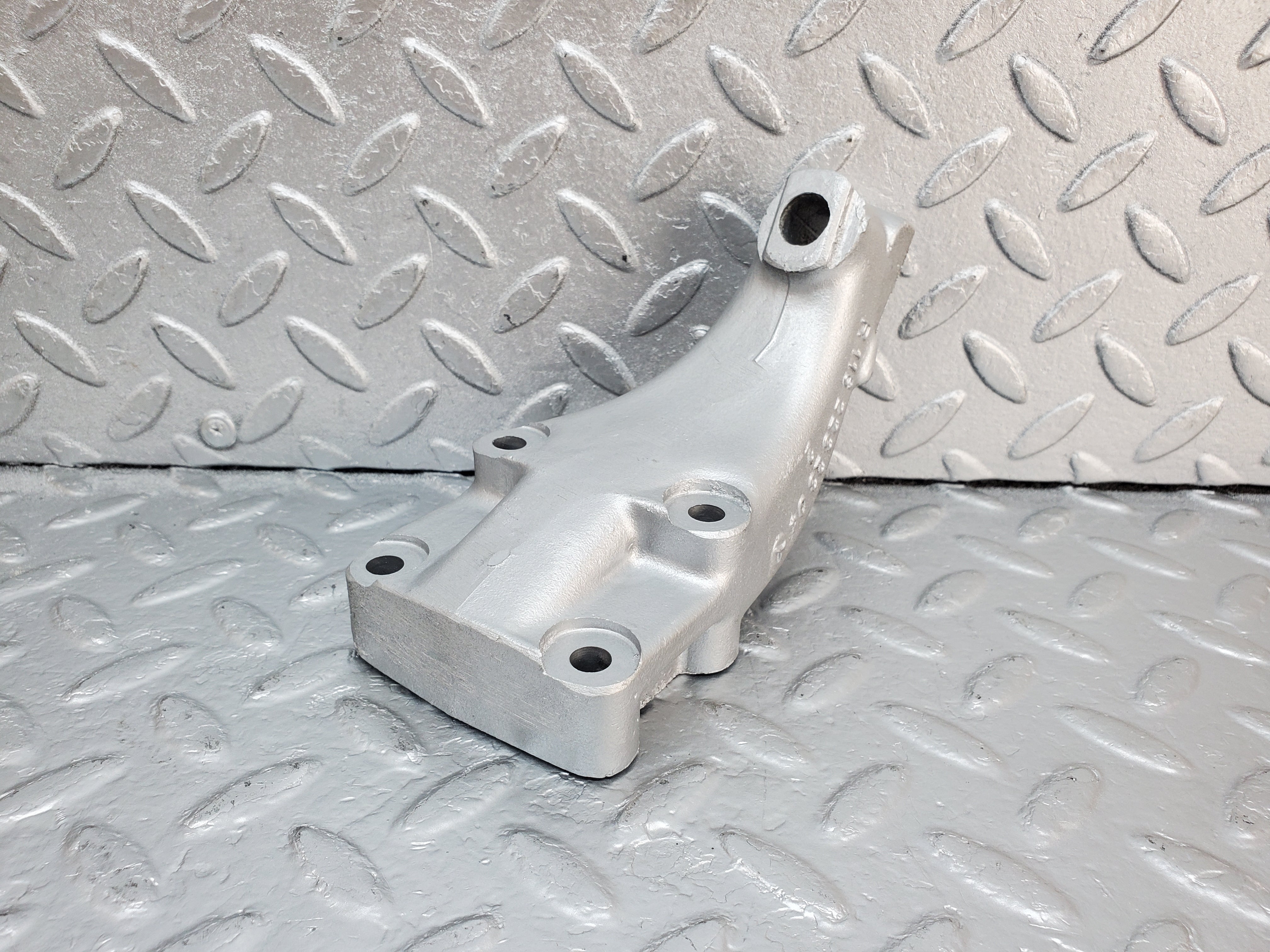 0911 Mercedes-Benz C107 350SLC Coupe Coupe Engine Mount Bracket Right 1162232304