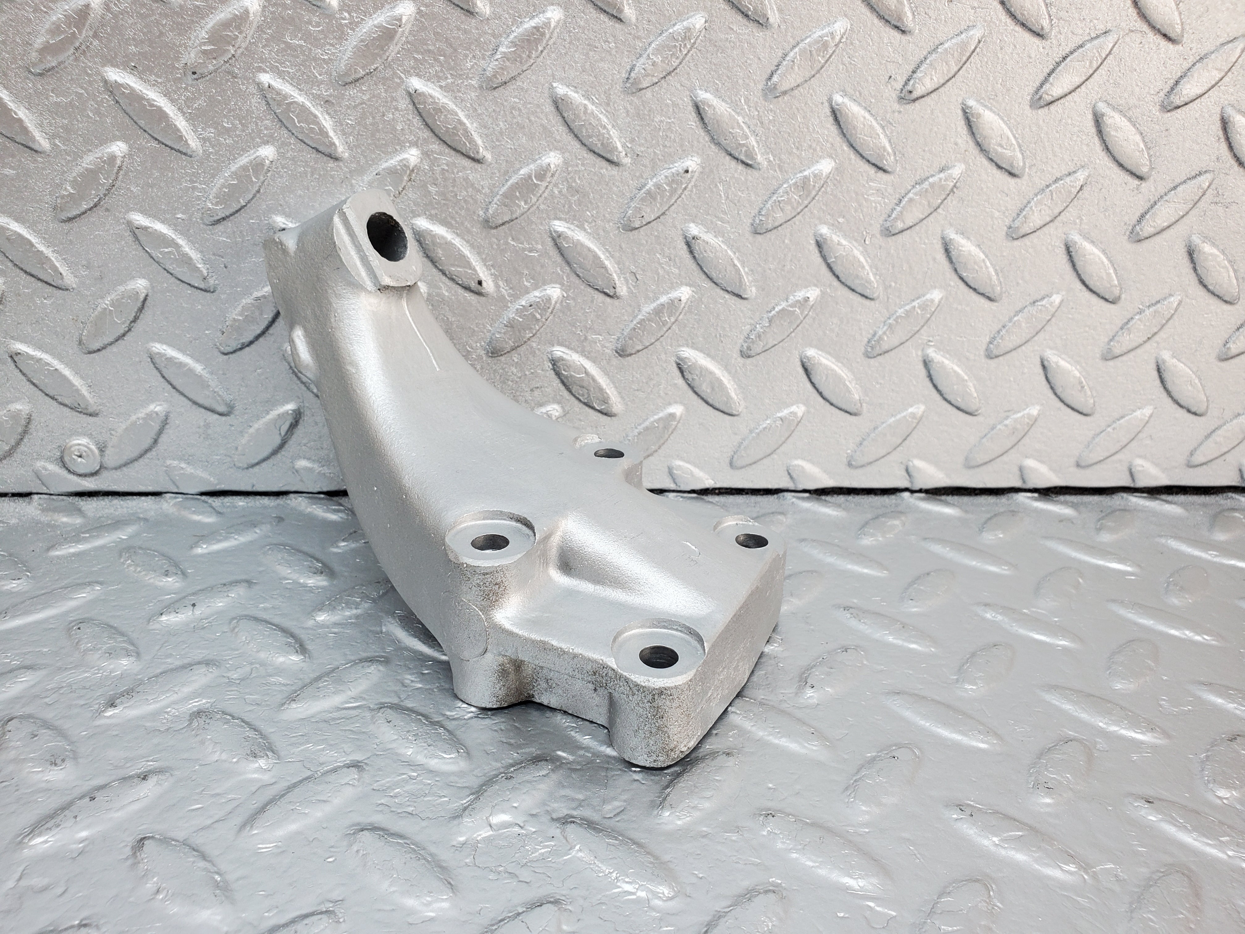 0911 Mercedes-Benz C107 350SLC Coupe Coupe Engine Mount Bracket Right 1162232304