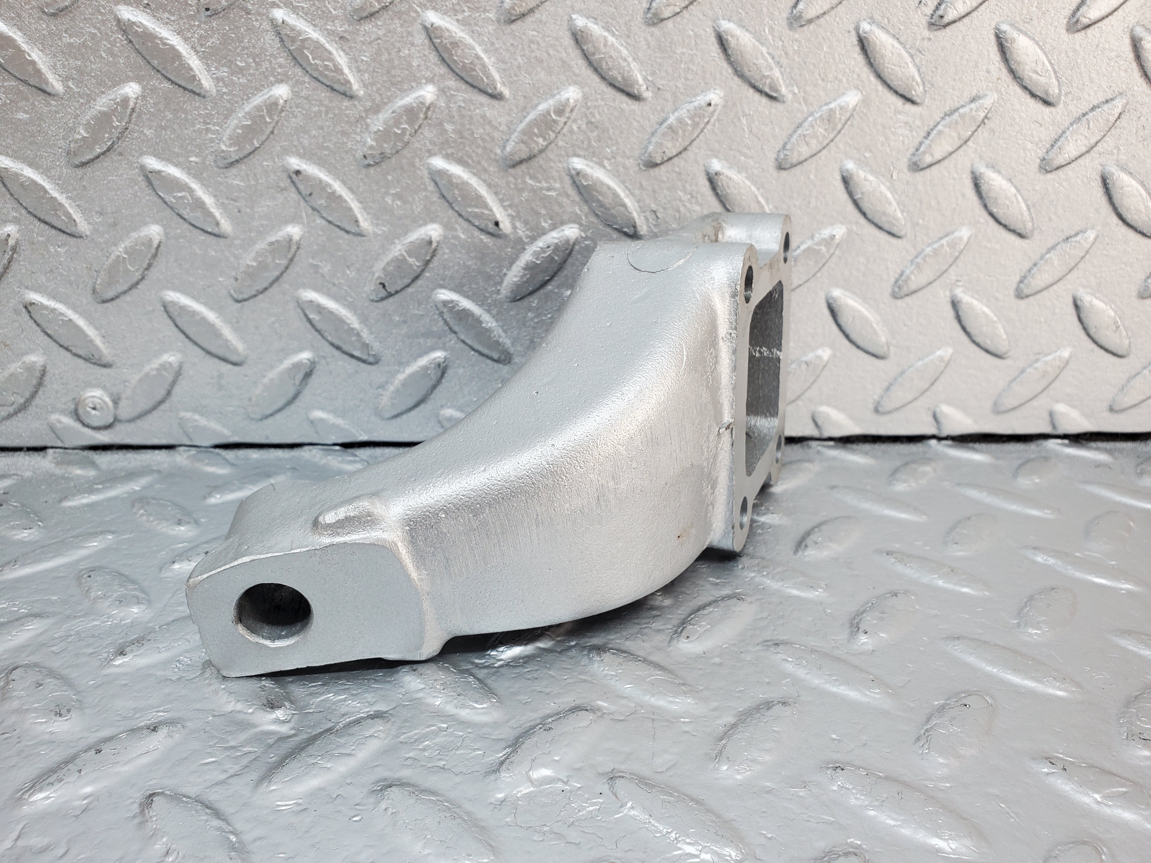 0911 Mercedes-Benz C107 350SLC Coupe Coupe Engine Mount Bracket Right 1162232304