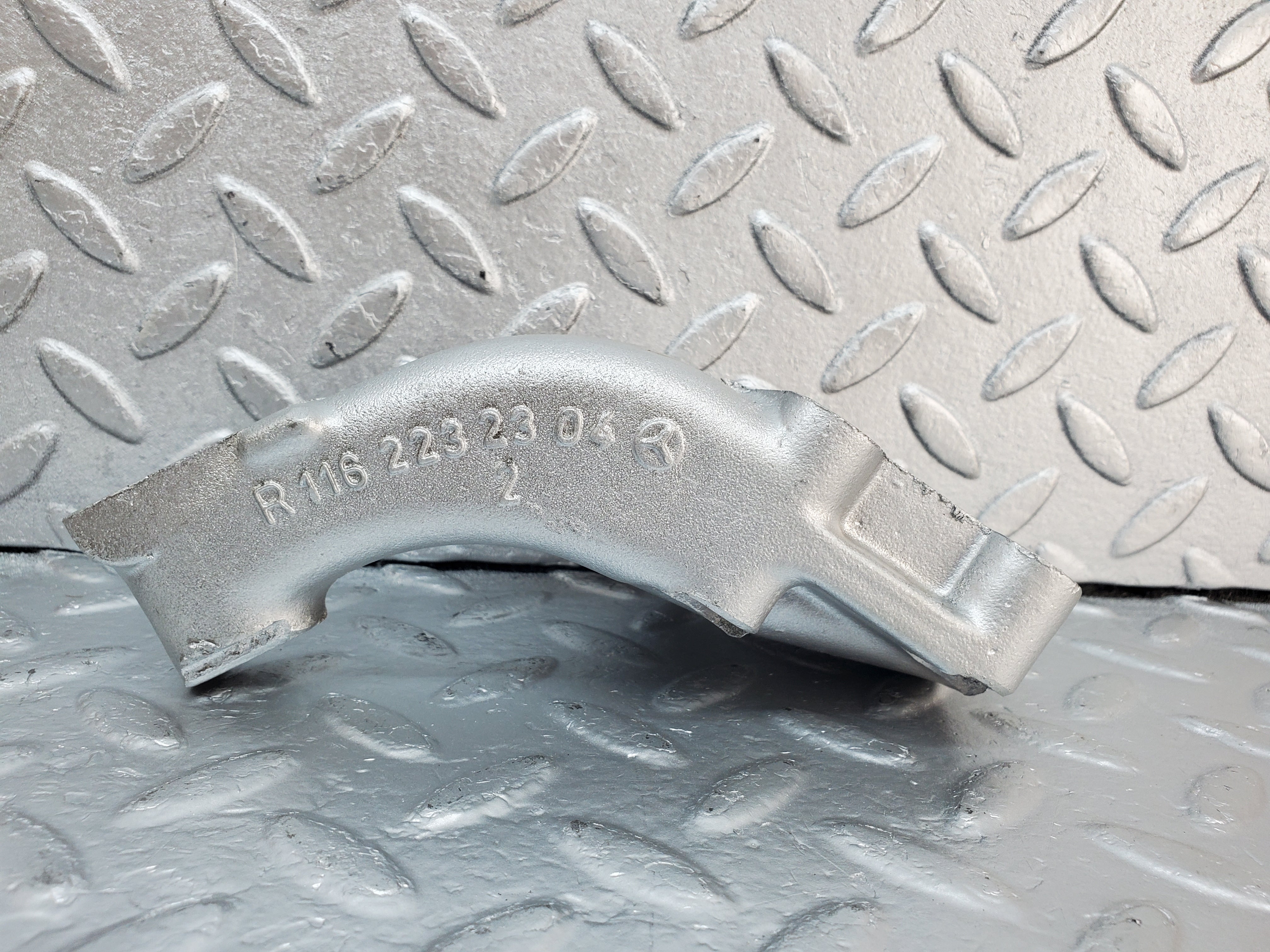 0911 Mercedes-Benz C107 350SLC Coupe Coupe Engine Mount Bracket Right 1162232304