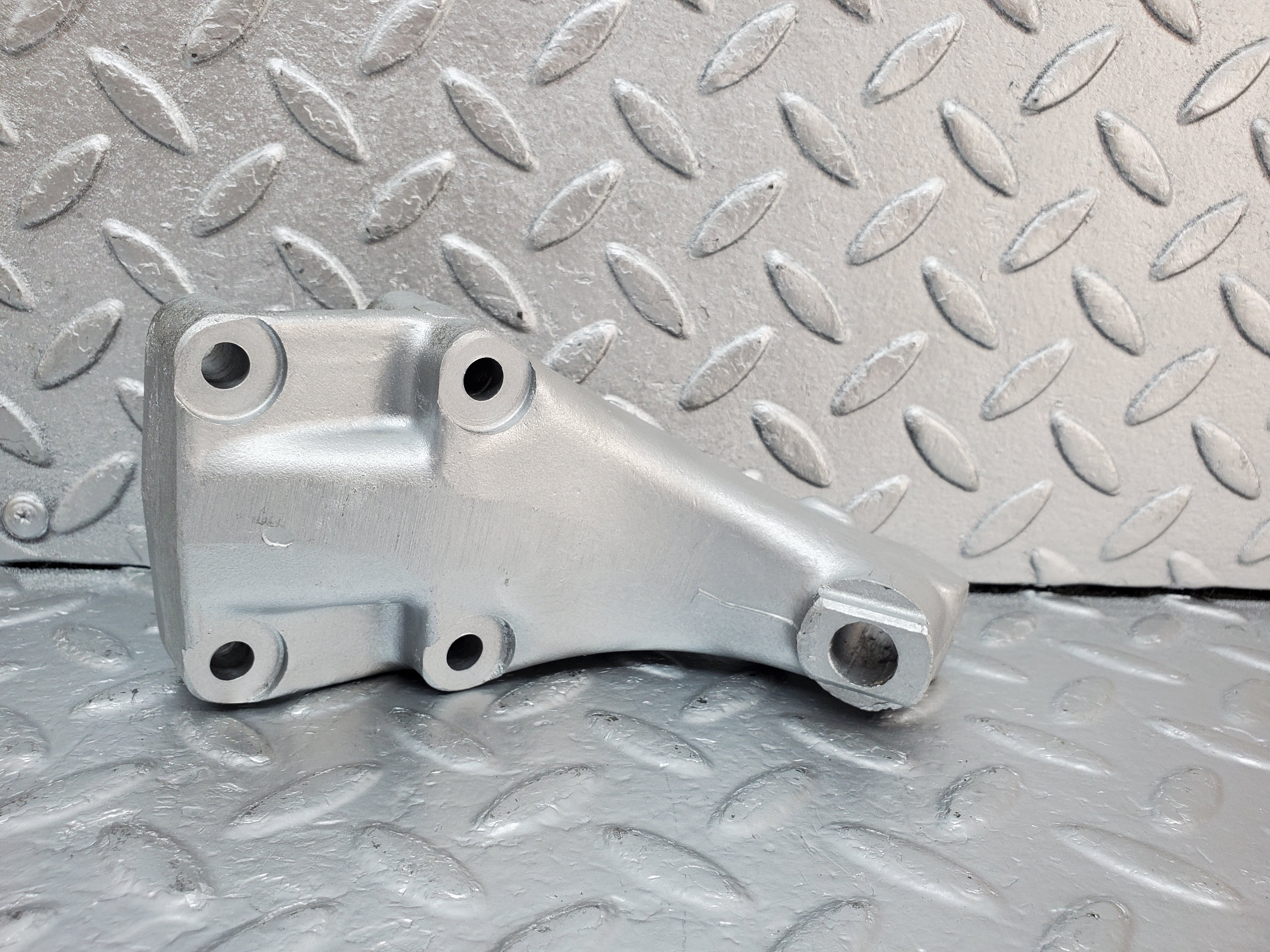 0911 Mercedes-Benz C107 350SLC Coupe Coupe Engine Mount Bracket Right 1162232304