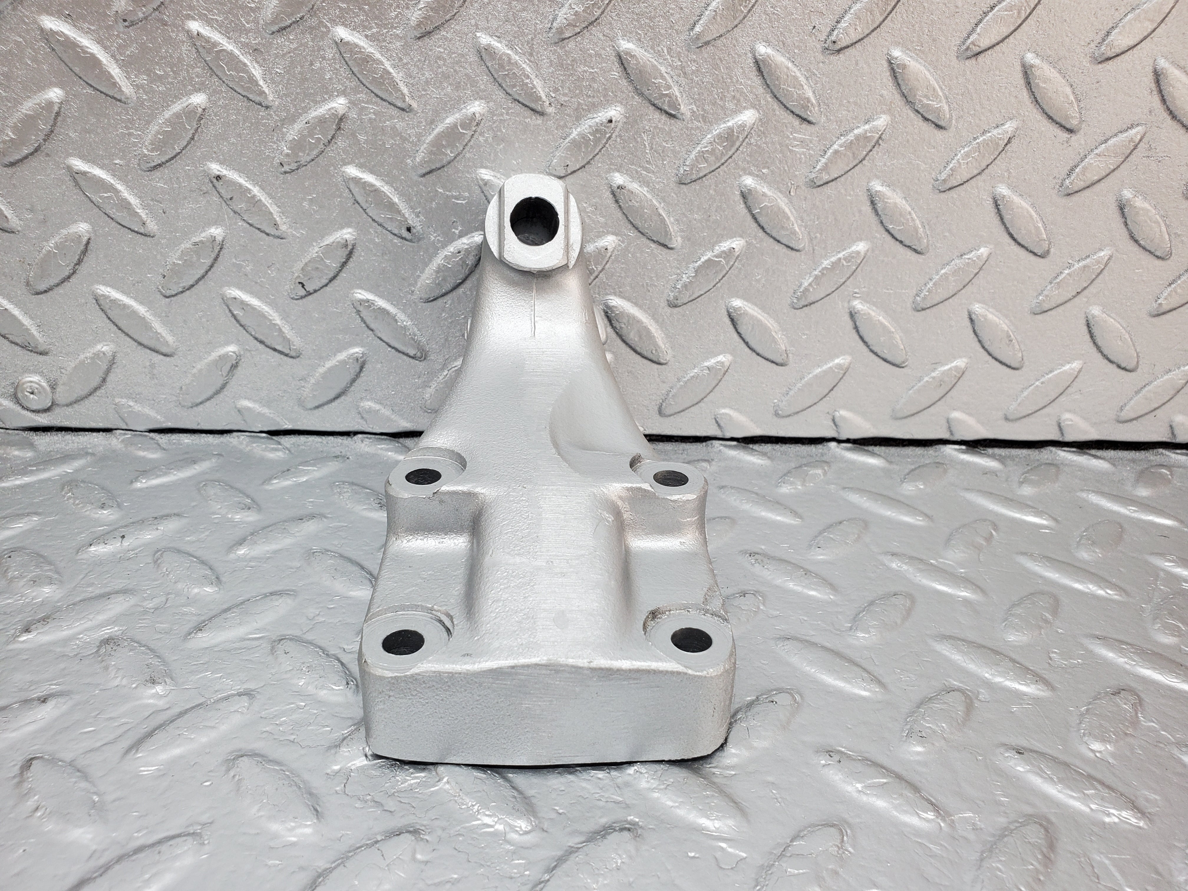 0912 Mercedes-Benz C107 350SLC Coupe Coupe Engine Mount Bracket Left 1162232204