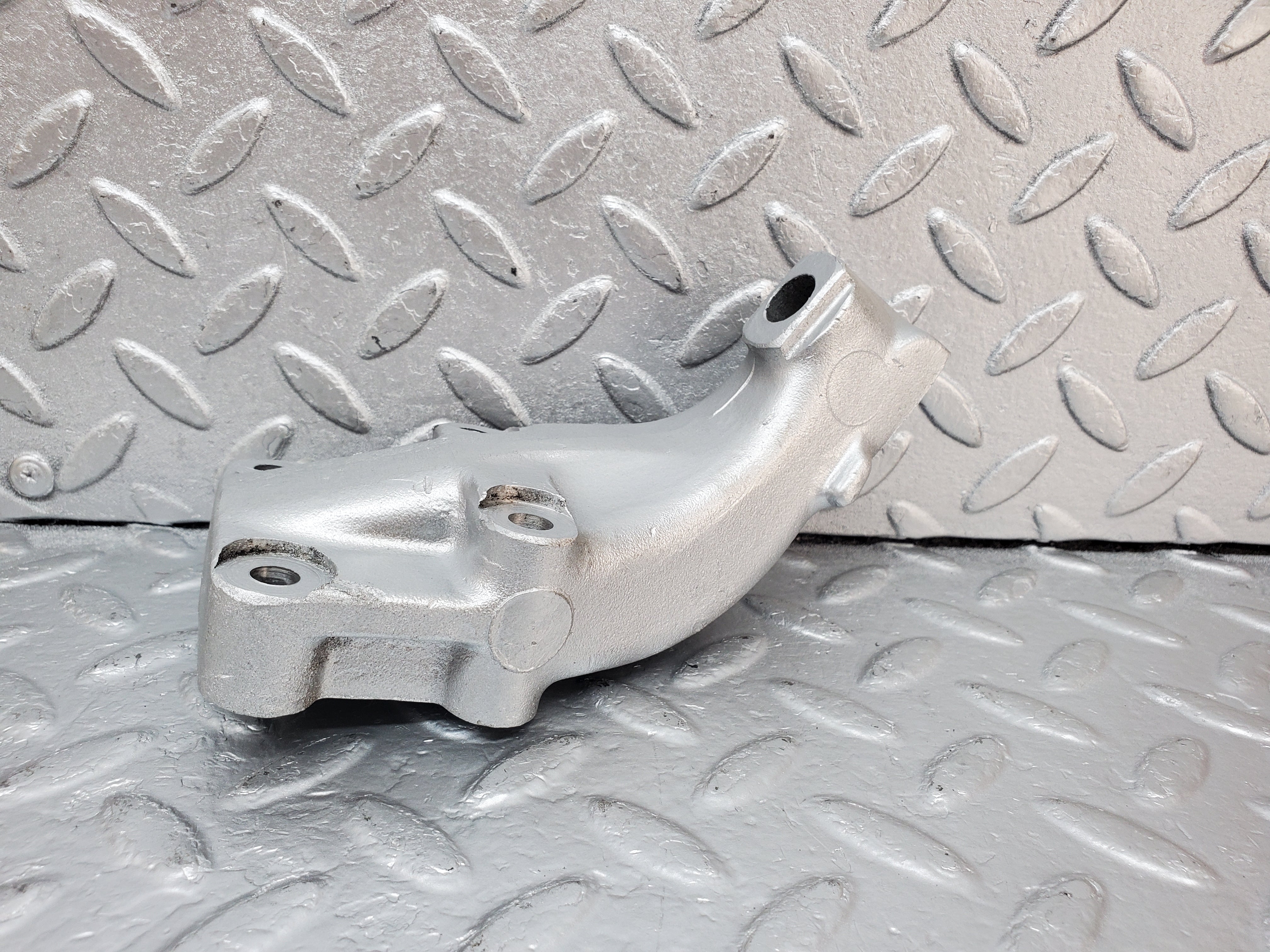 0912 Mercedes-Benz C107 350SLC Coupe Coupe Engine Mount Bracket Left 1162232204