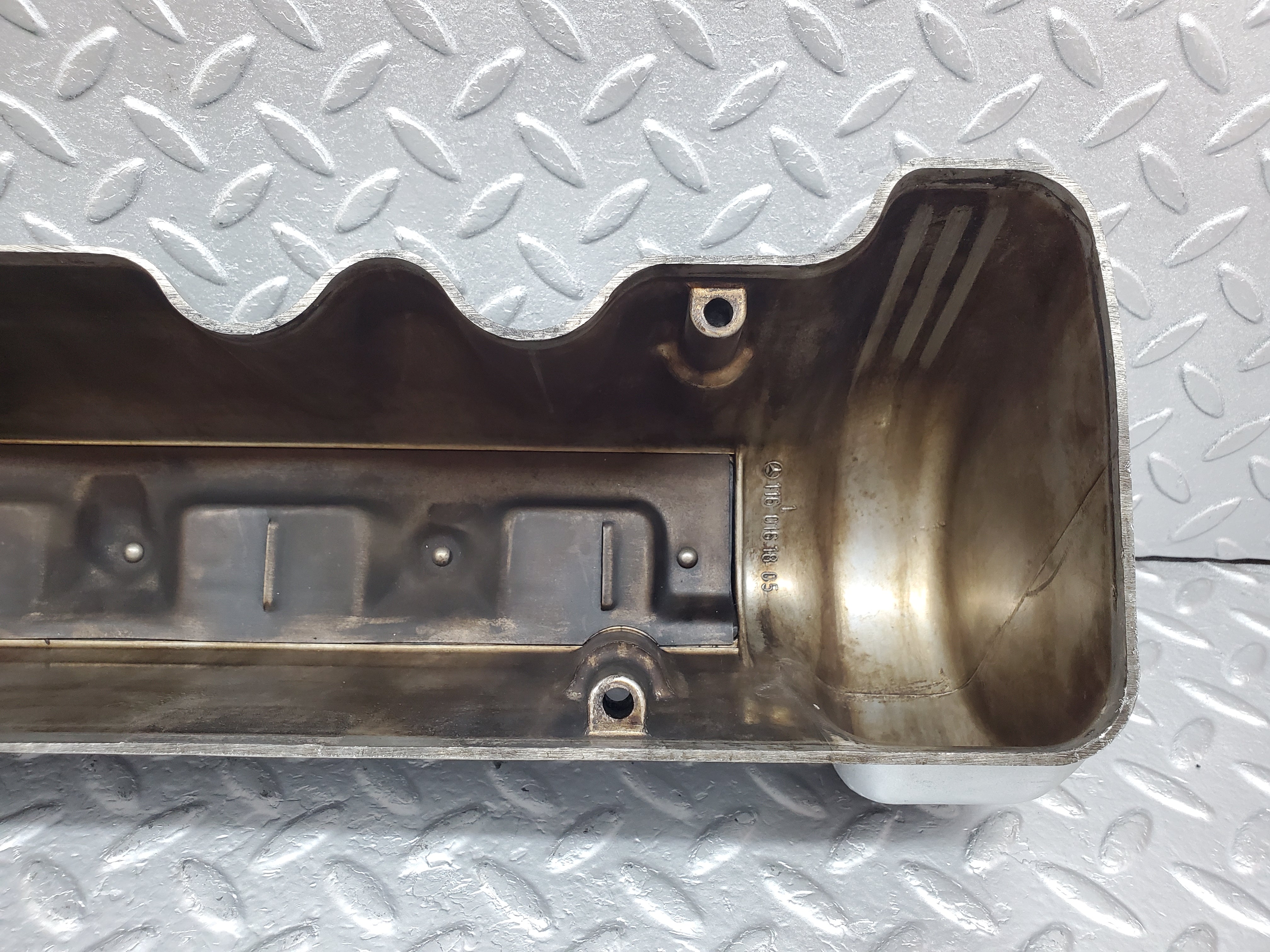 0935 Mercedes-Benz C107 350SLC Coupe Coupe Cylinder Head Cover Left Side 1160161805