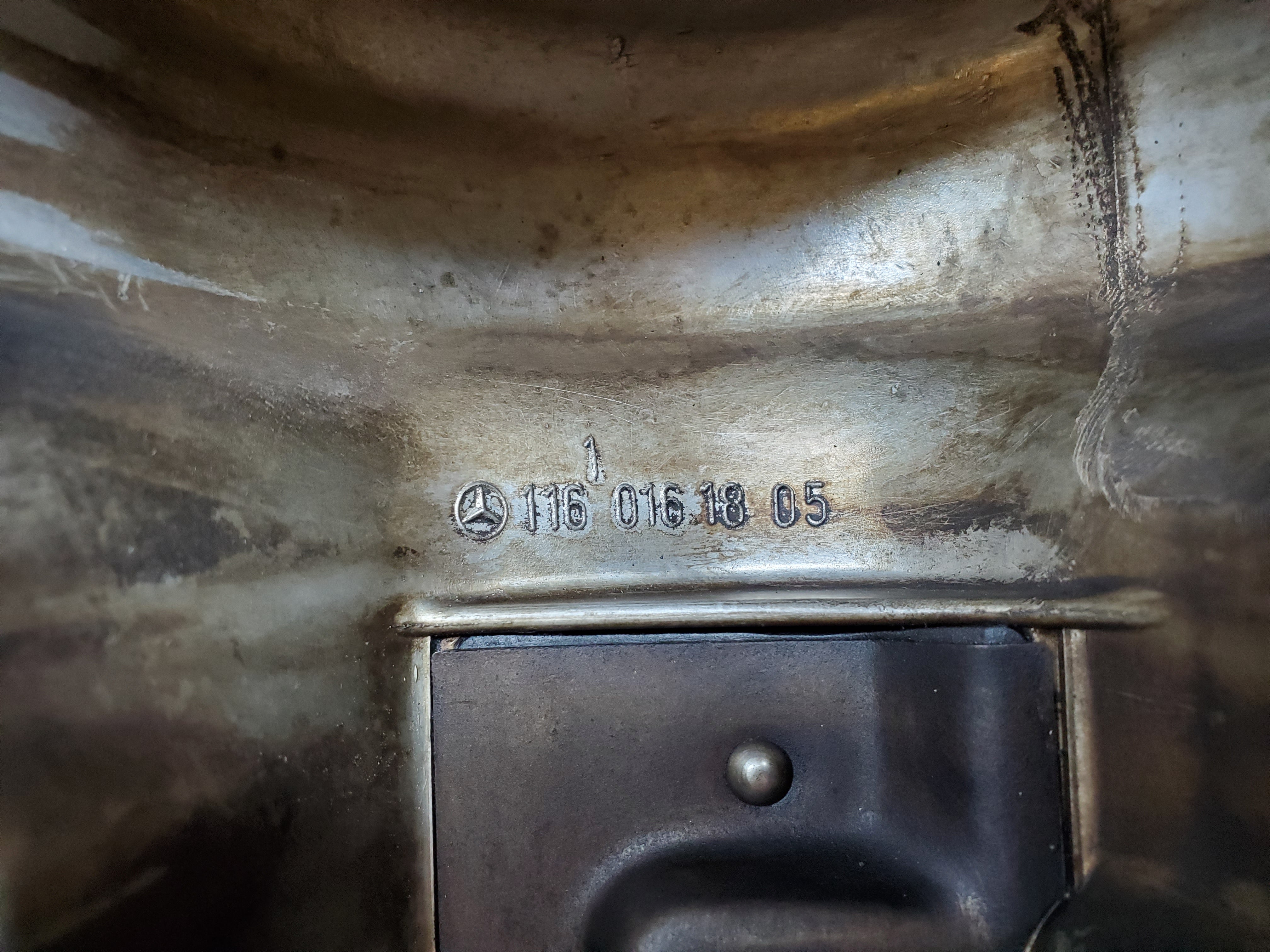 0935 Mercedes-Benz C107 350SLC Coupe Coupe Cylinder Head Cover Left Side 1160161805