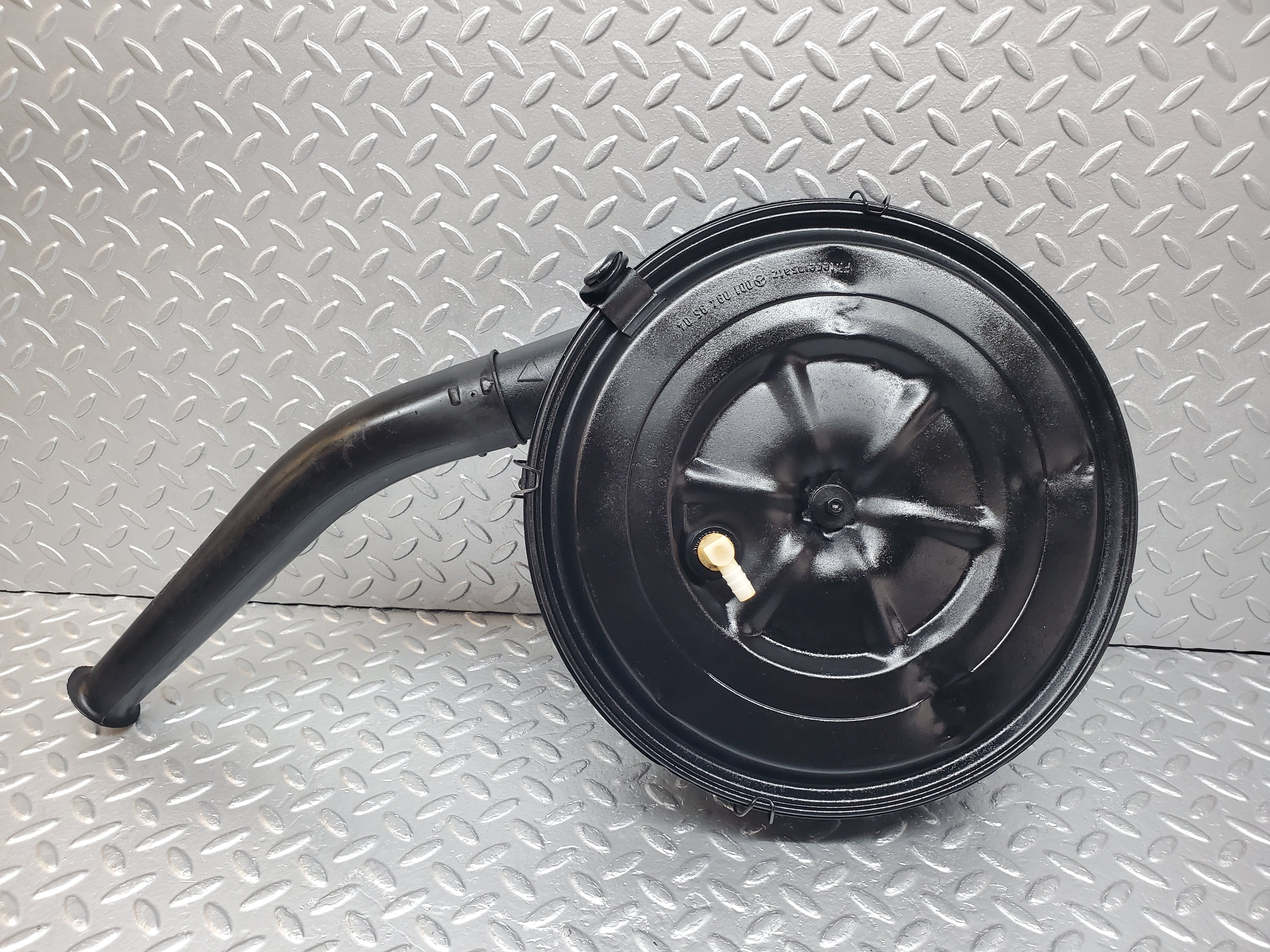 0949 Mercedes-Benz W123 240D Air Filter Box Housing 0010949504