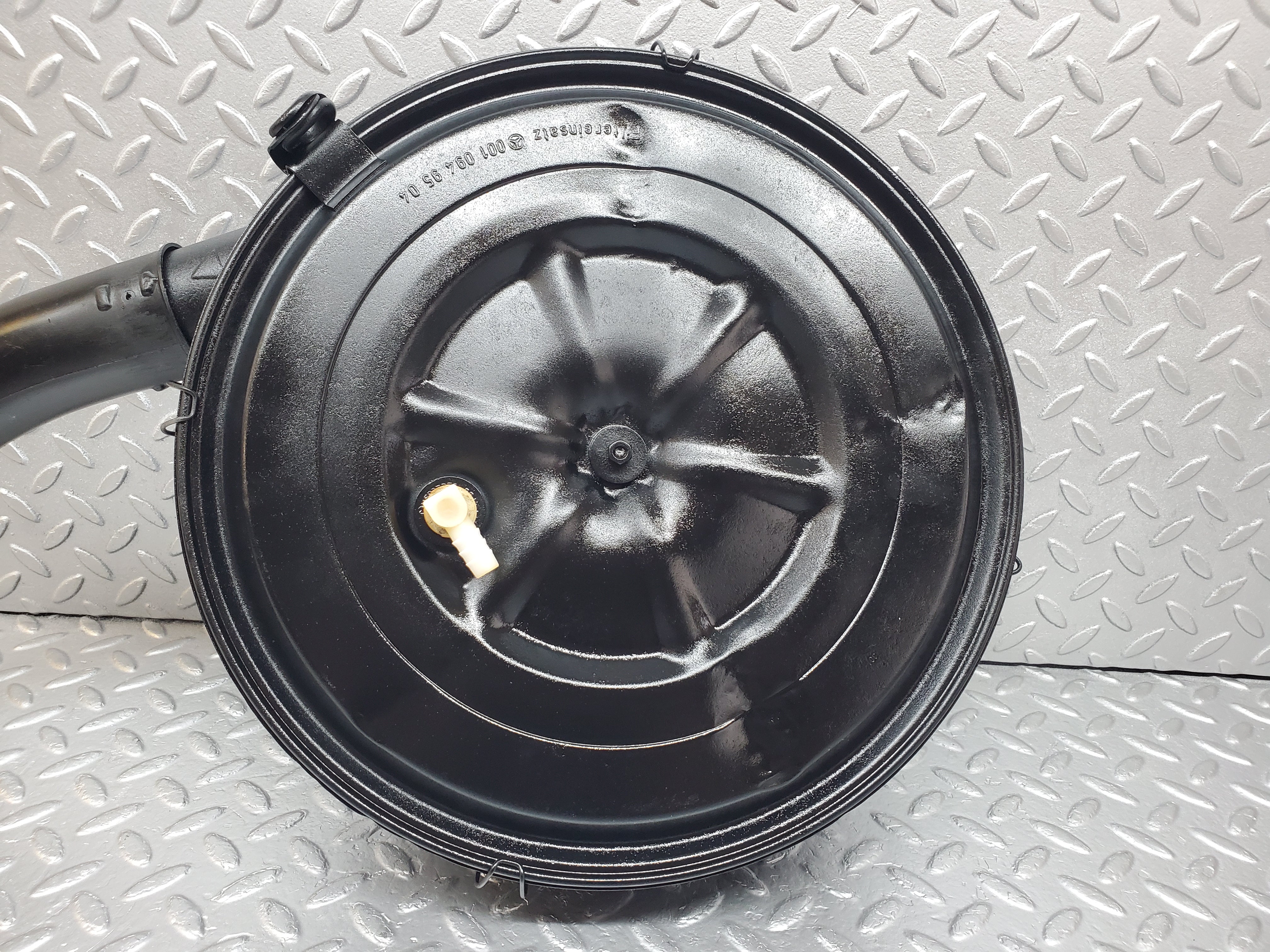 0949 Mercedes-Benz W123 240D Air Filter Box Housing 0010949504