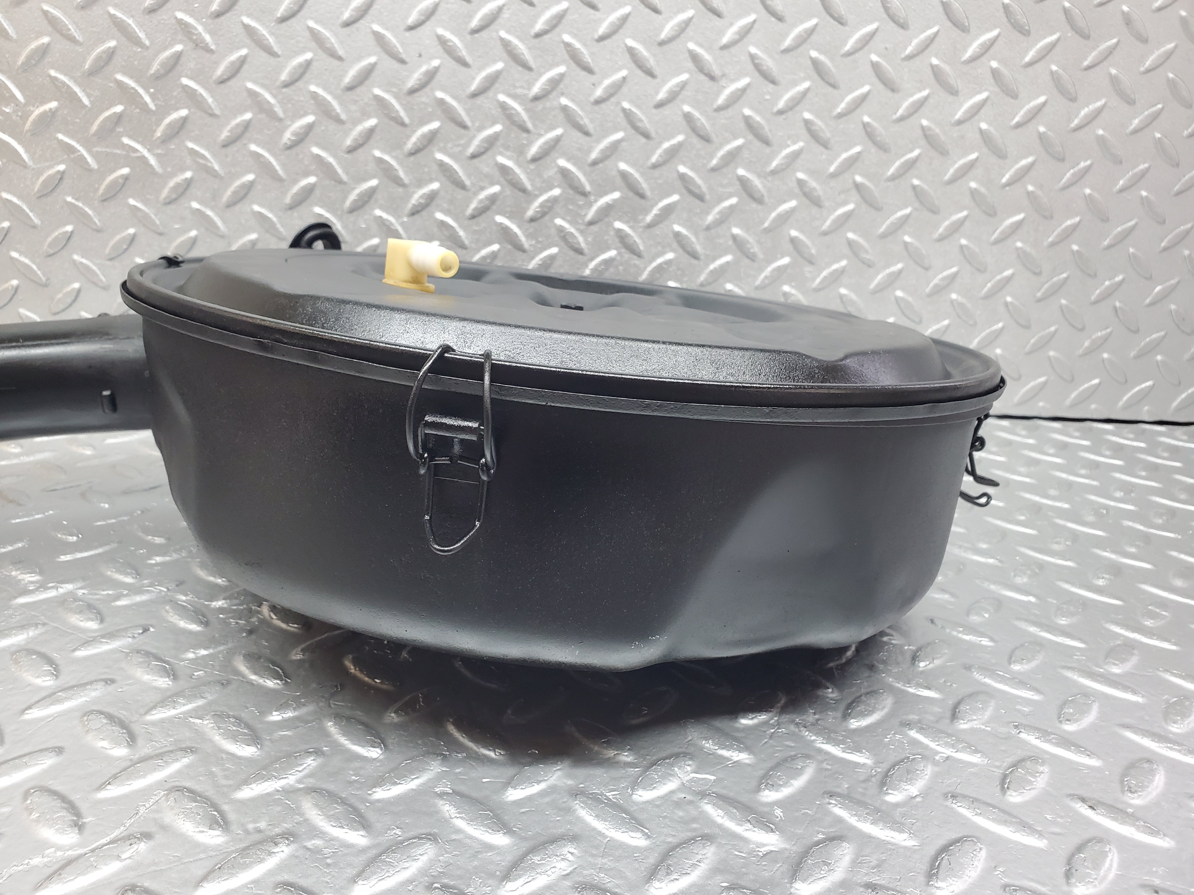 0949 Mercedes-Benz W123 240D Air Filter Box Housing 0010949504