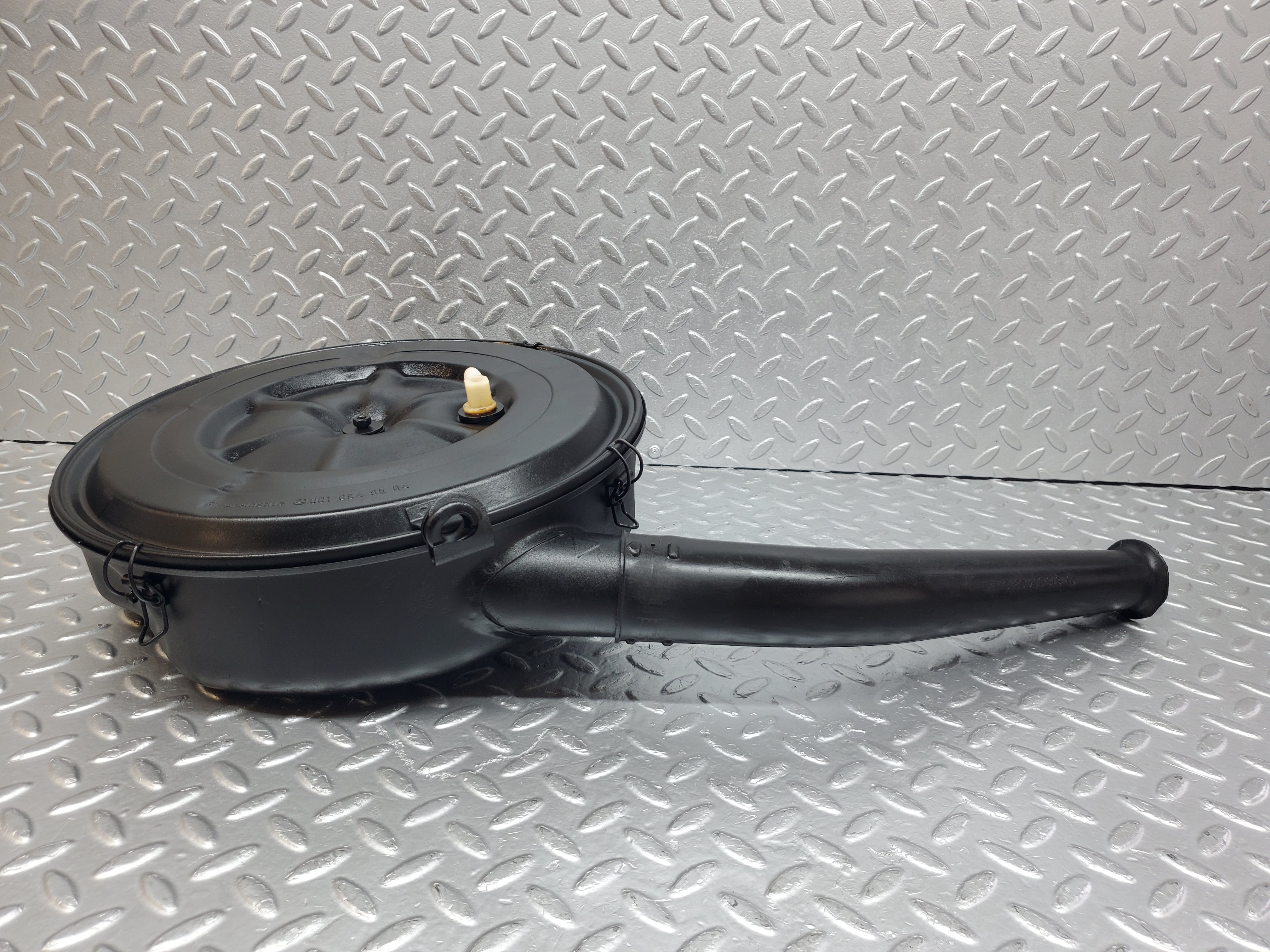 0949 Mercedes-Benz W123 240D Air Filter Box Housing 0010949504