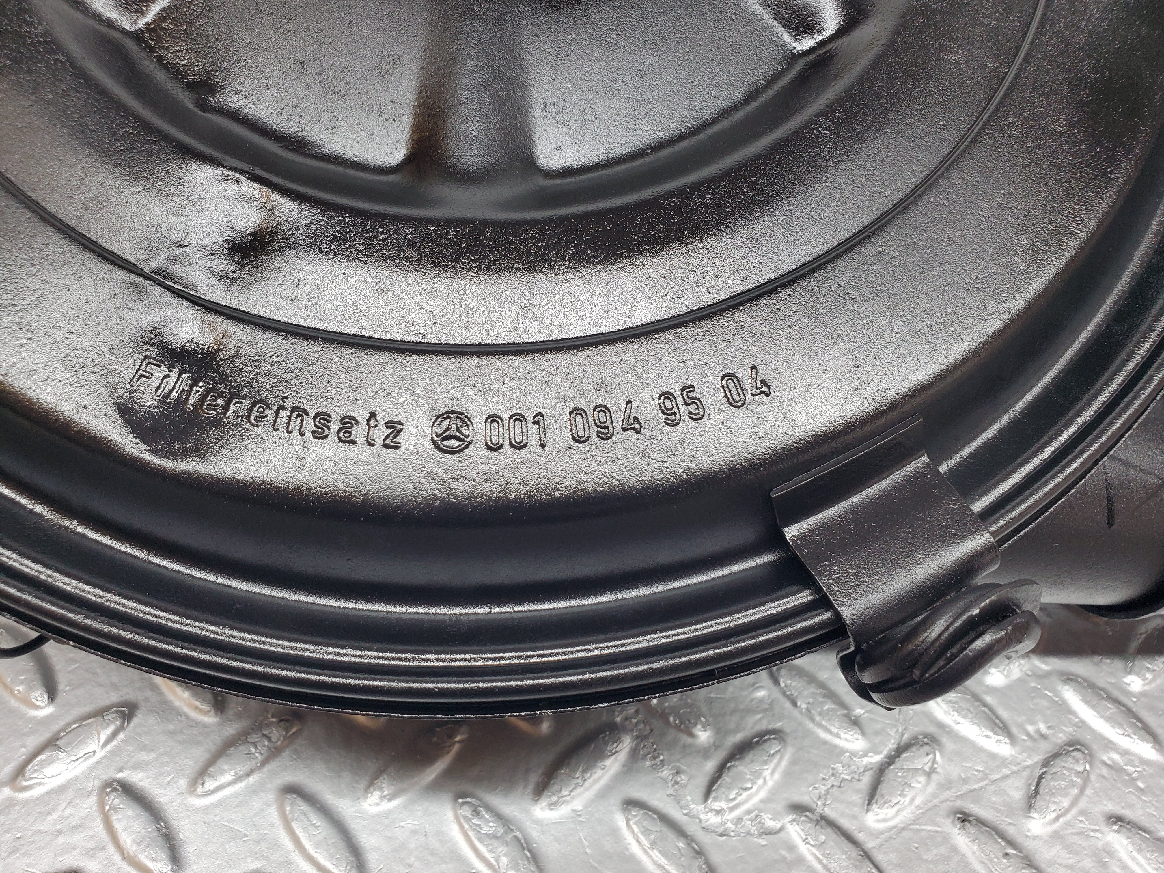 0949 Mercedes-Benz W123 240D Air Filter Box Housing 0010949504