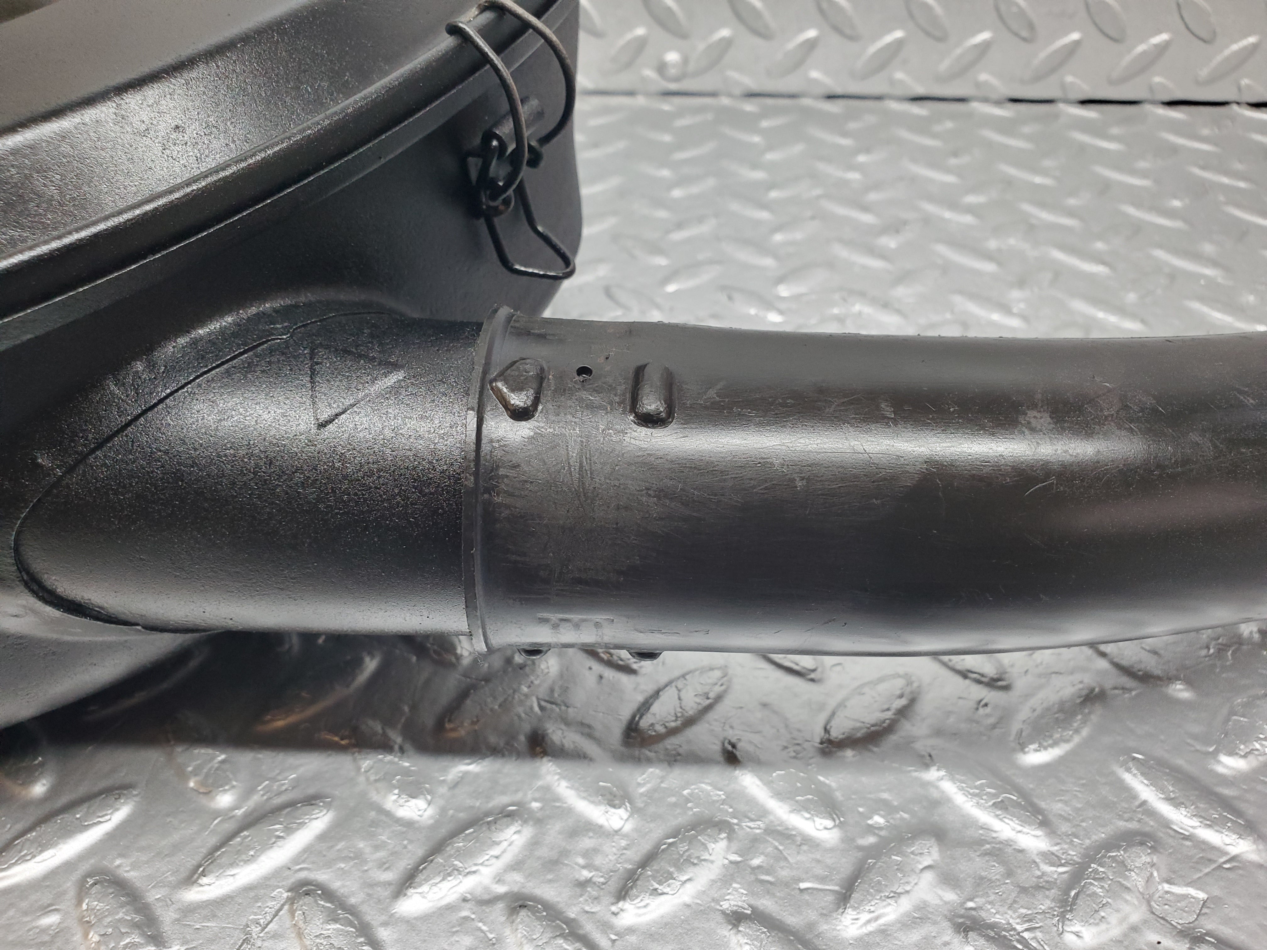 0949 Mercedes-Benz W123 240D Air Filter Box Housing 0010949504