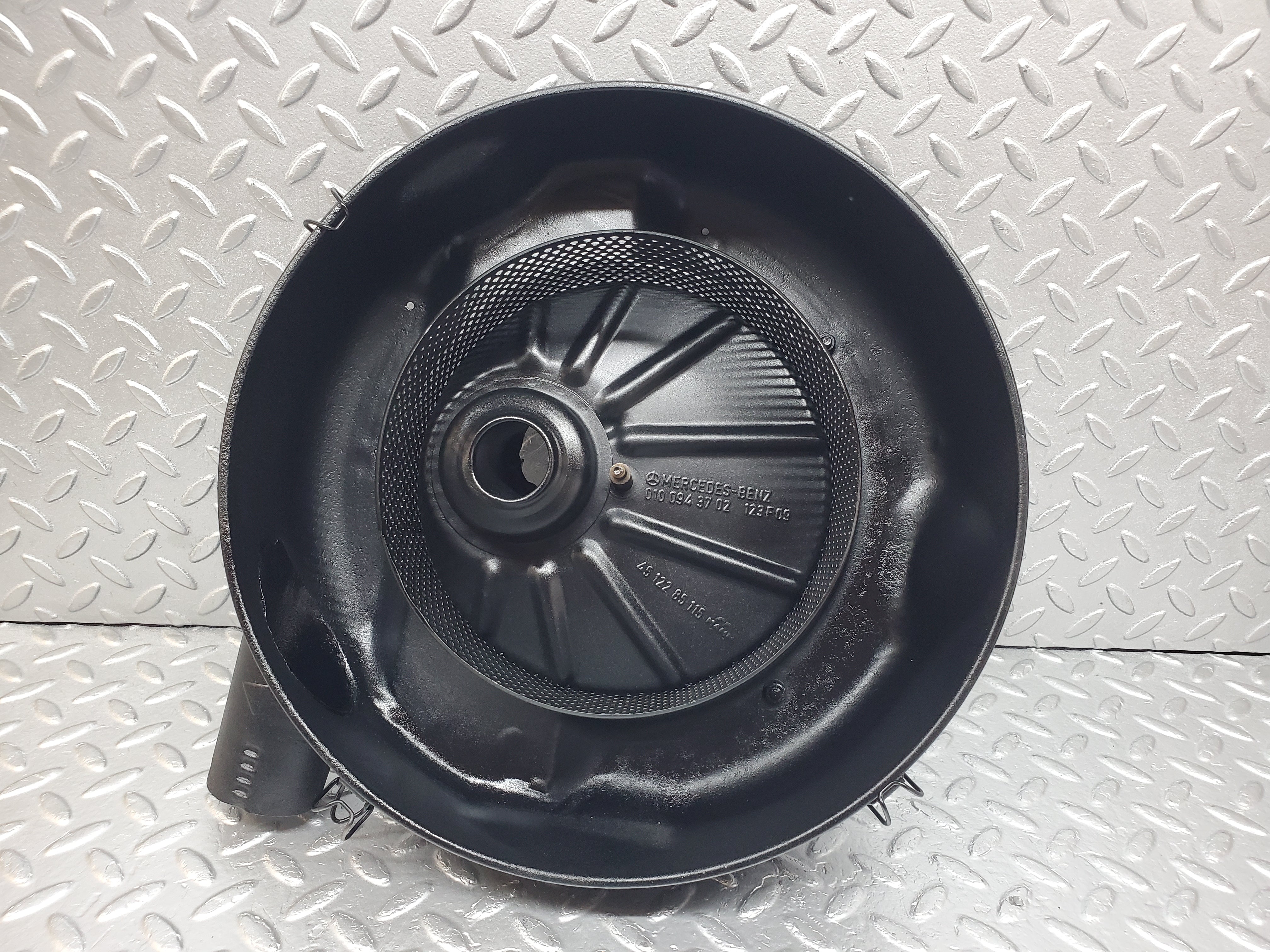 0949 Mercedes-Benz W123 240D Air Filter Box Housing 0010949504