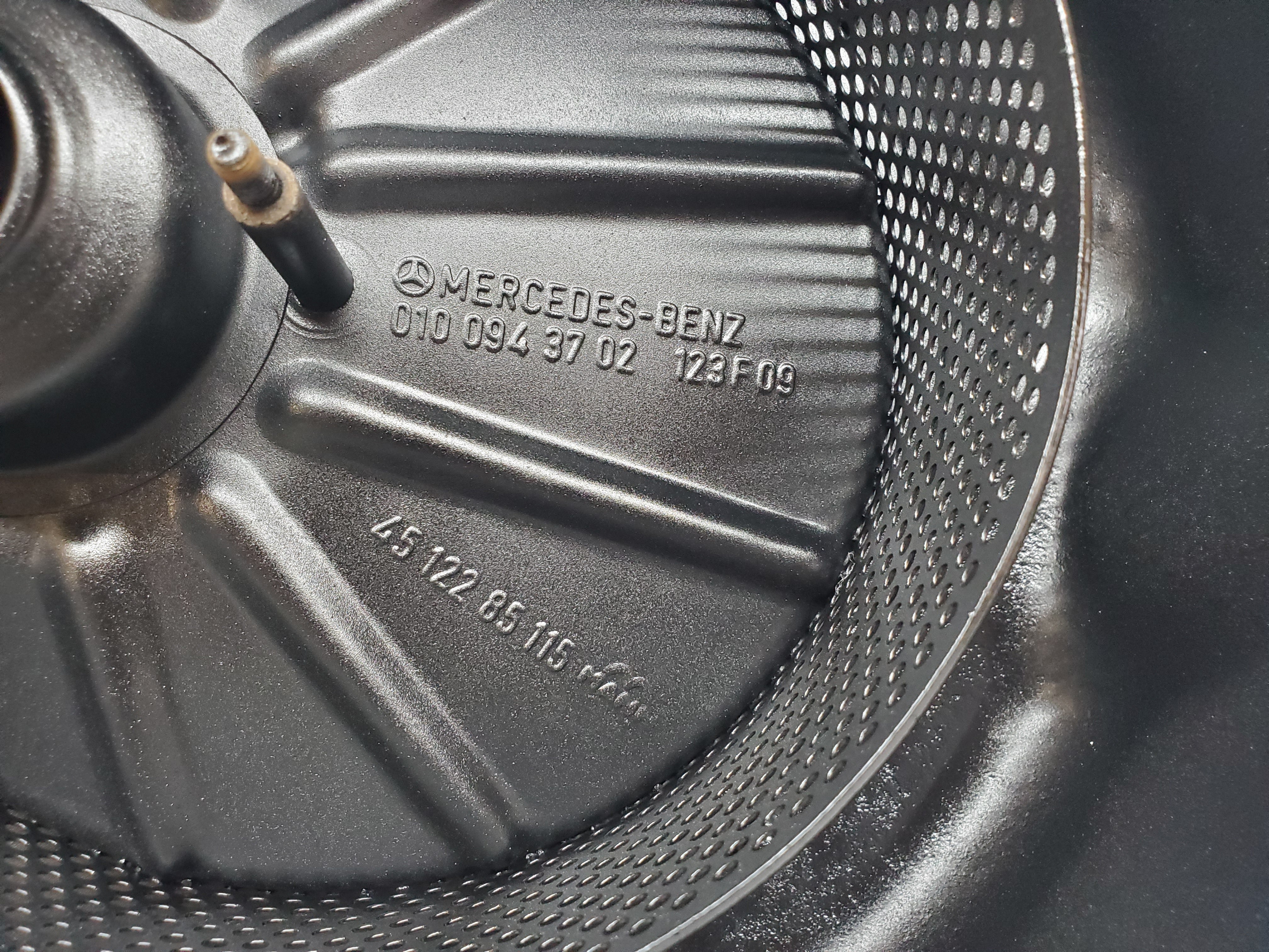 0949 Mercedes-Benz W123 240D Air Filter Box Housing 0010949504