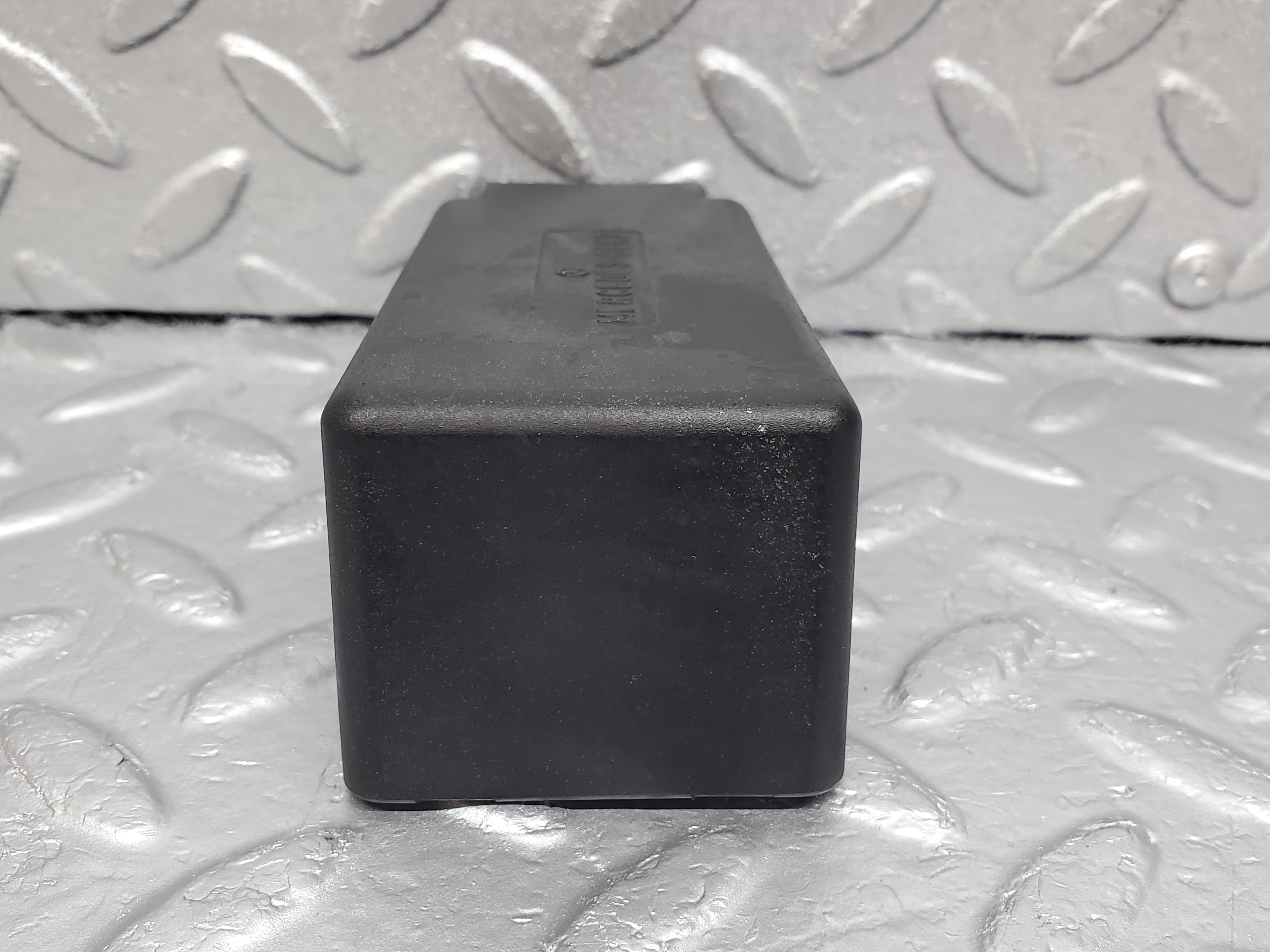0983 Mercedes-Benz W123 240D Heater Plug Timer Relay Cover 0005454145