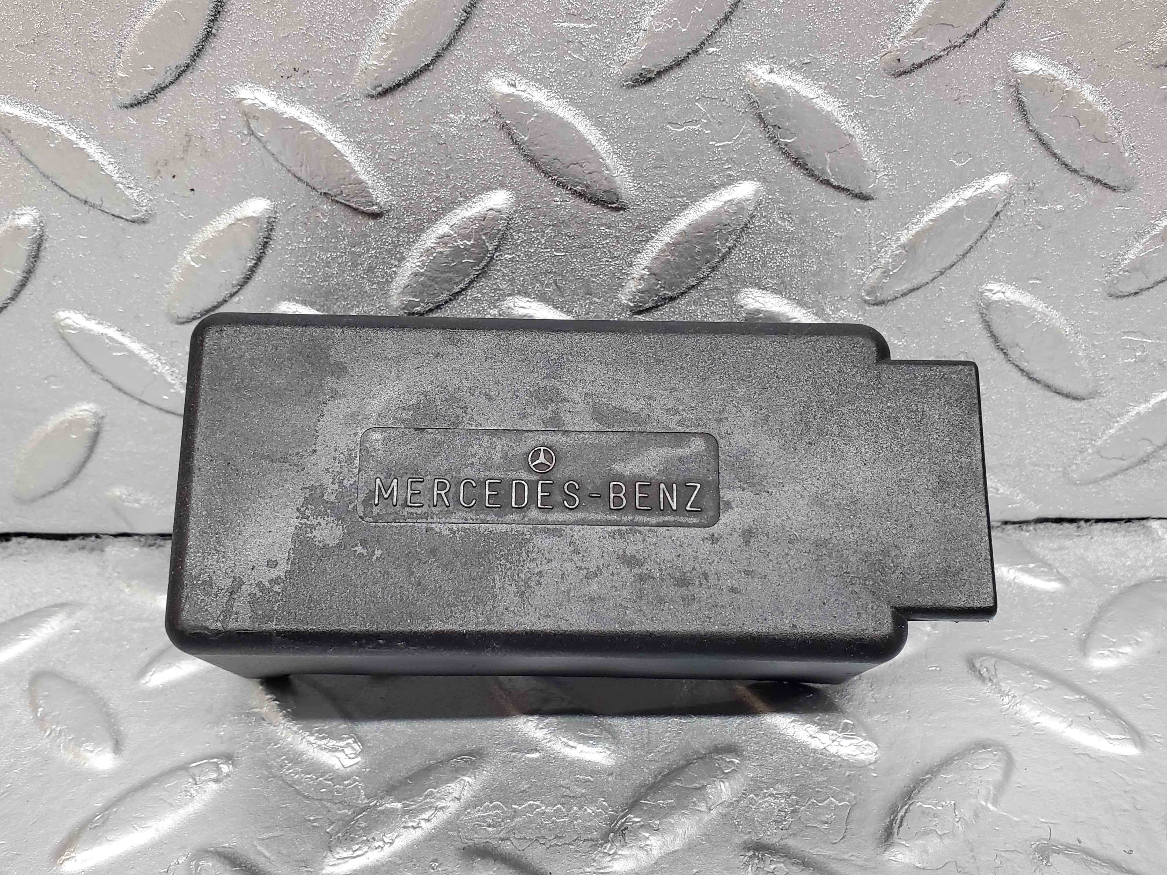 0983 Mercedes-Benz W123 240D Heater Plug Timer Relay Cover 0005454145