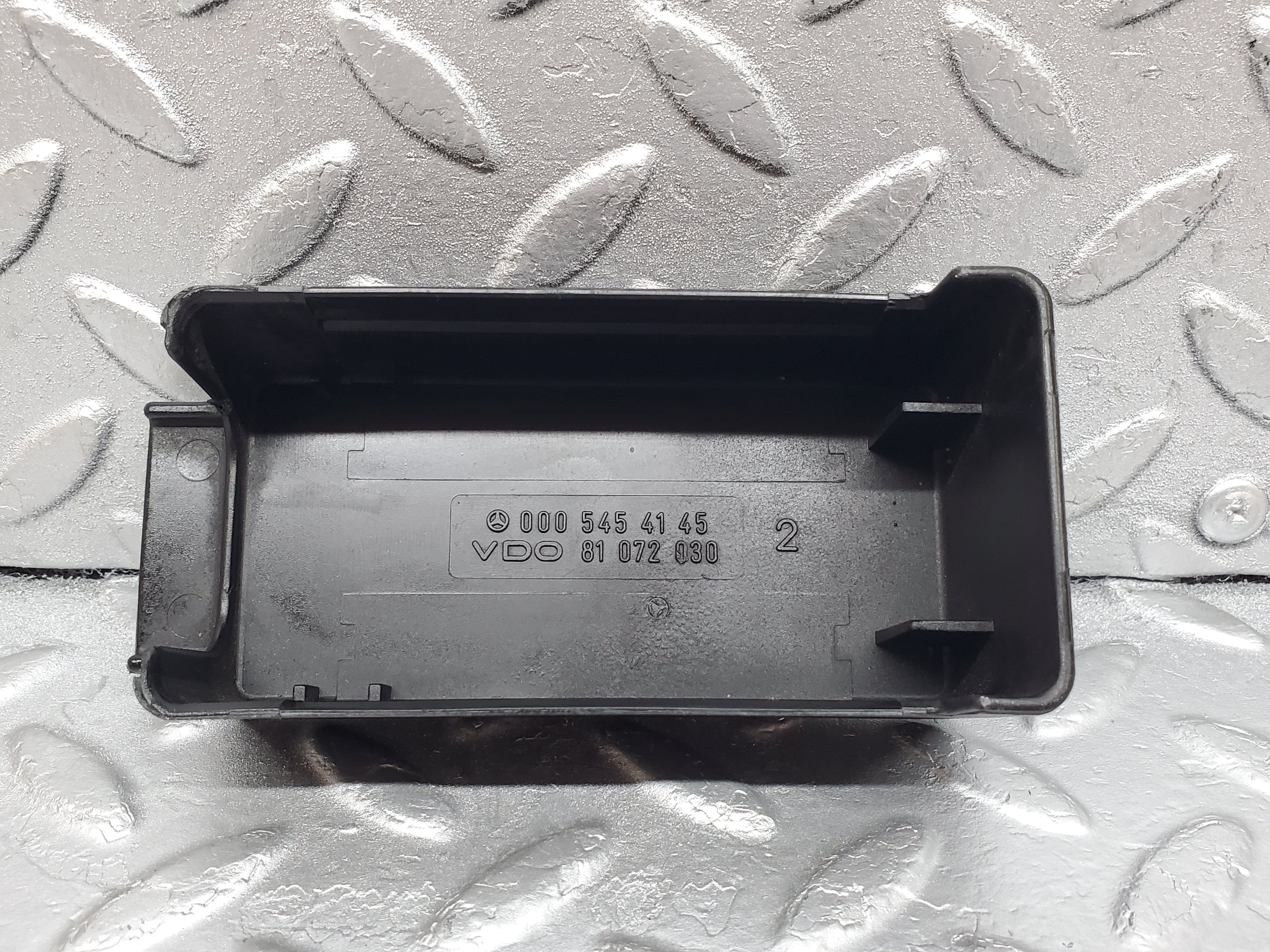 0983 Mercedes-Benz W123 240D Heater Plug Timer Relay Cover 0005454145