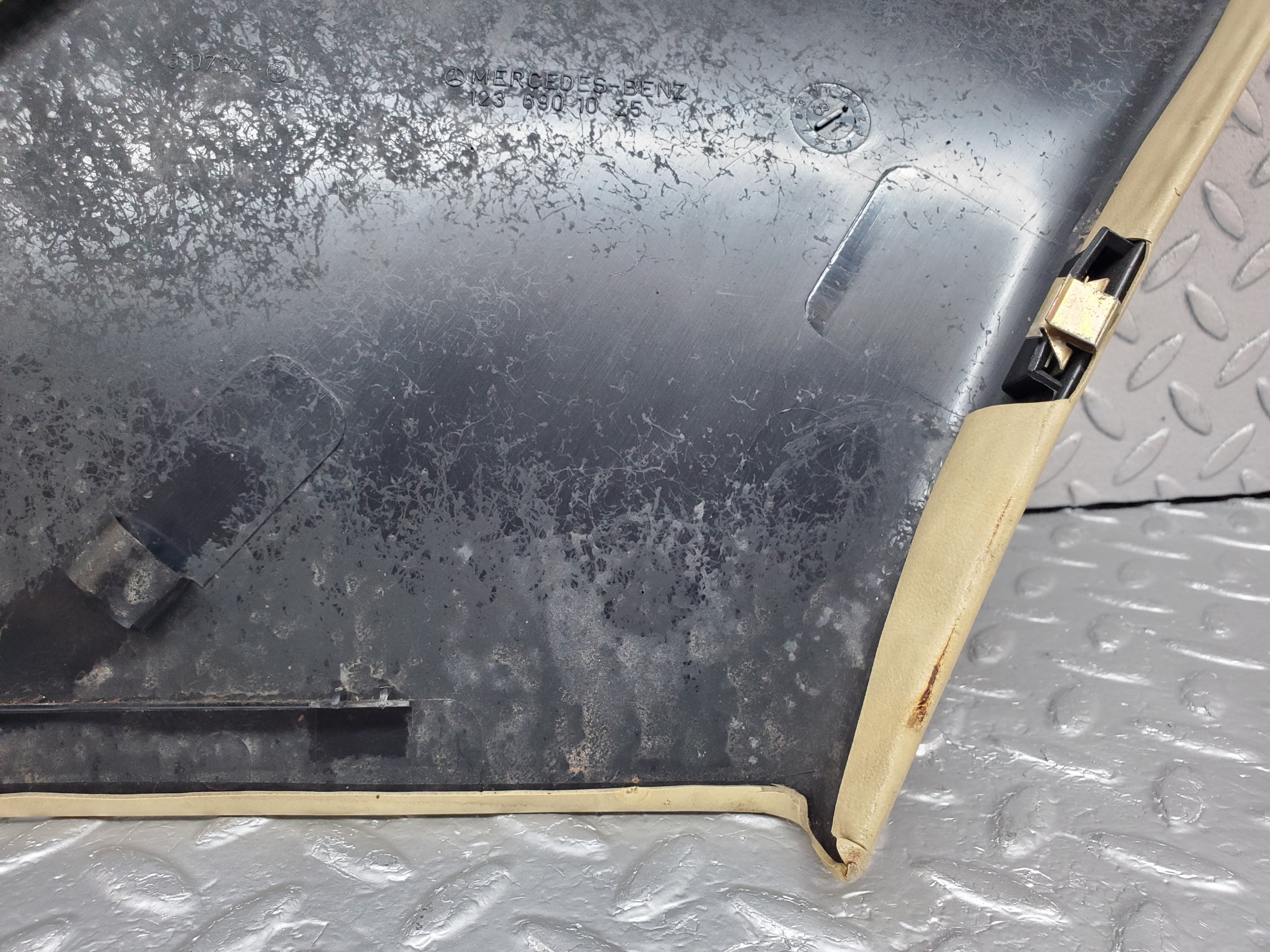 1004 Mercedes-Benz C123 230CE Coupe C Pillar Cover Right Side Beige 1236901025