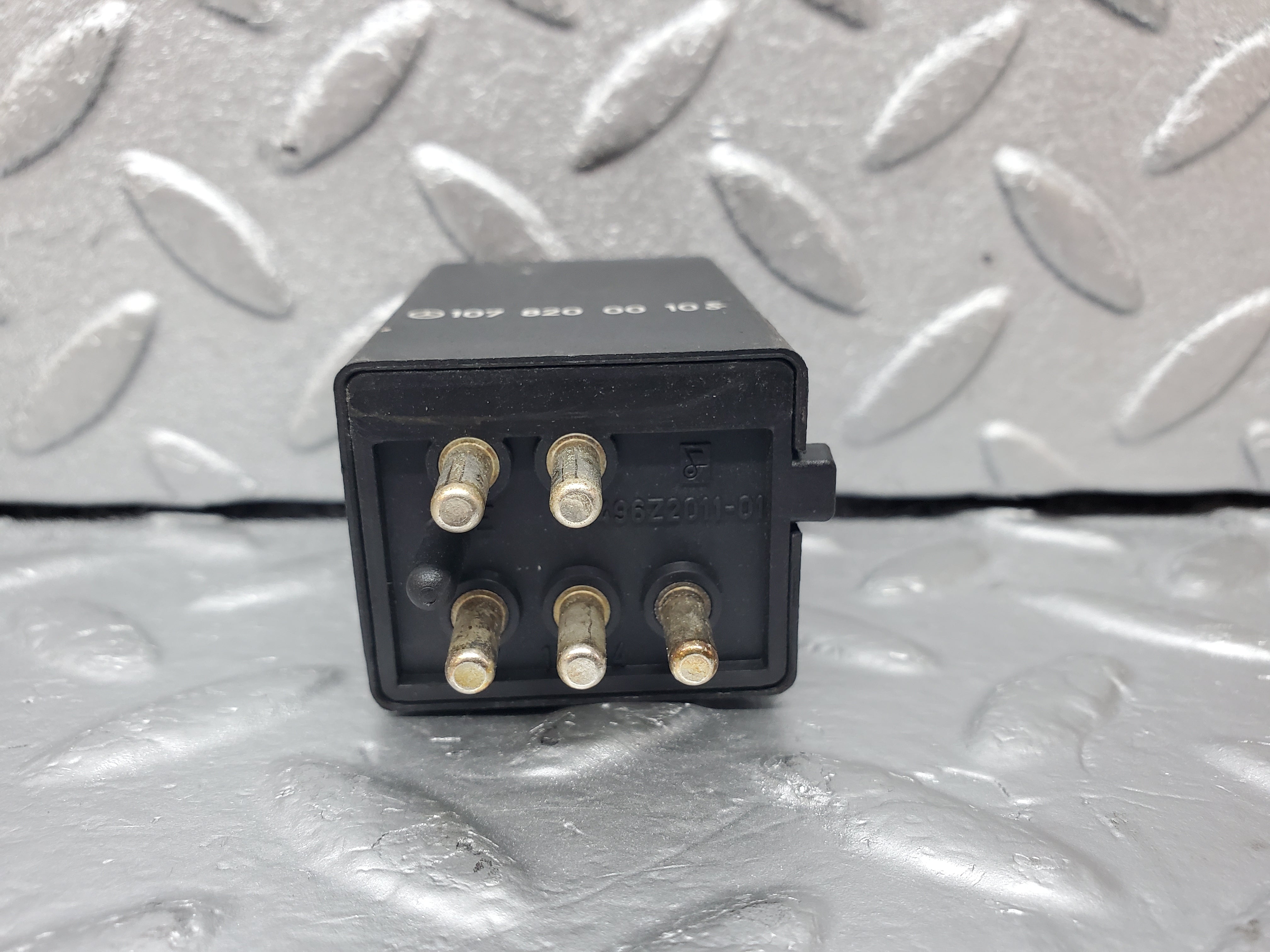 1088 Mercedes-Benz C123 230CE Rear Heated Window Relay 1078200010