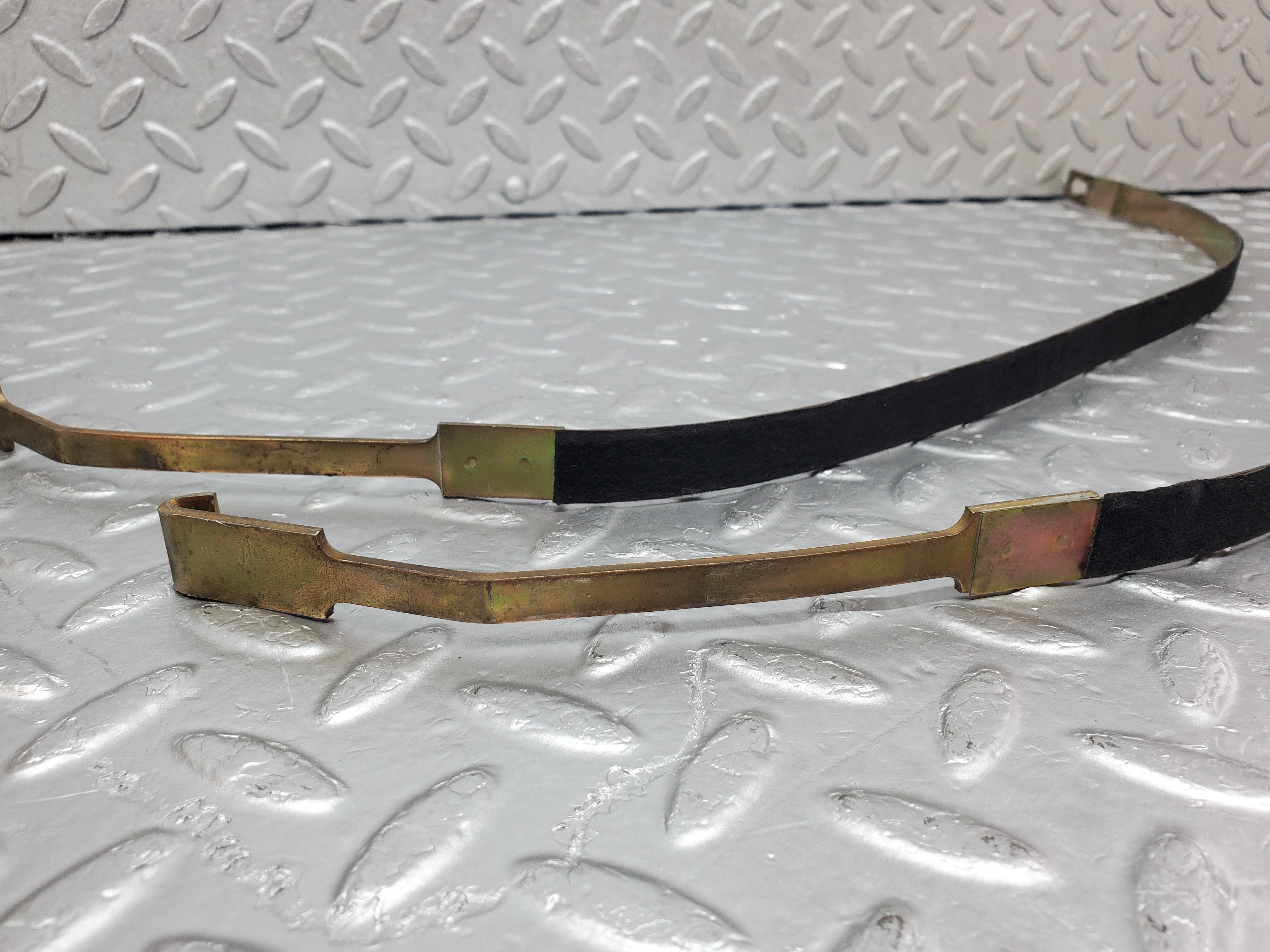 1121 Mercedes-Benz C123 230CE Coupe Heater Box Holder Strap