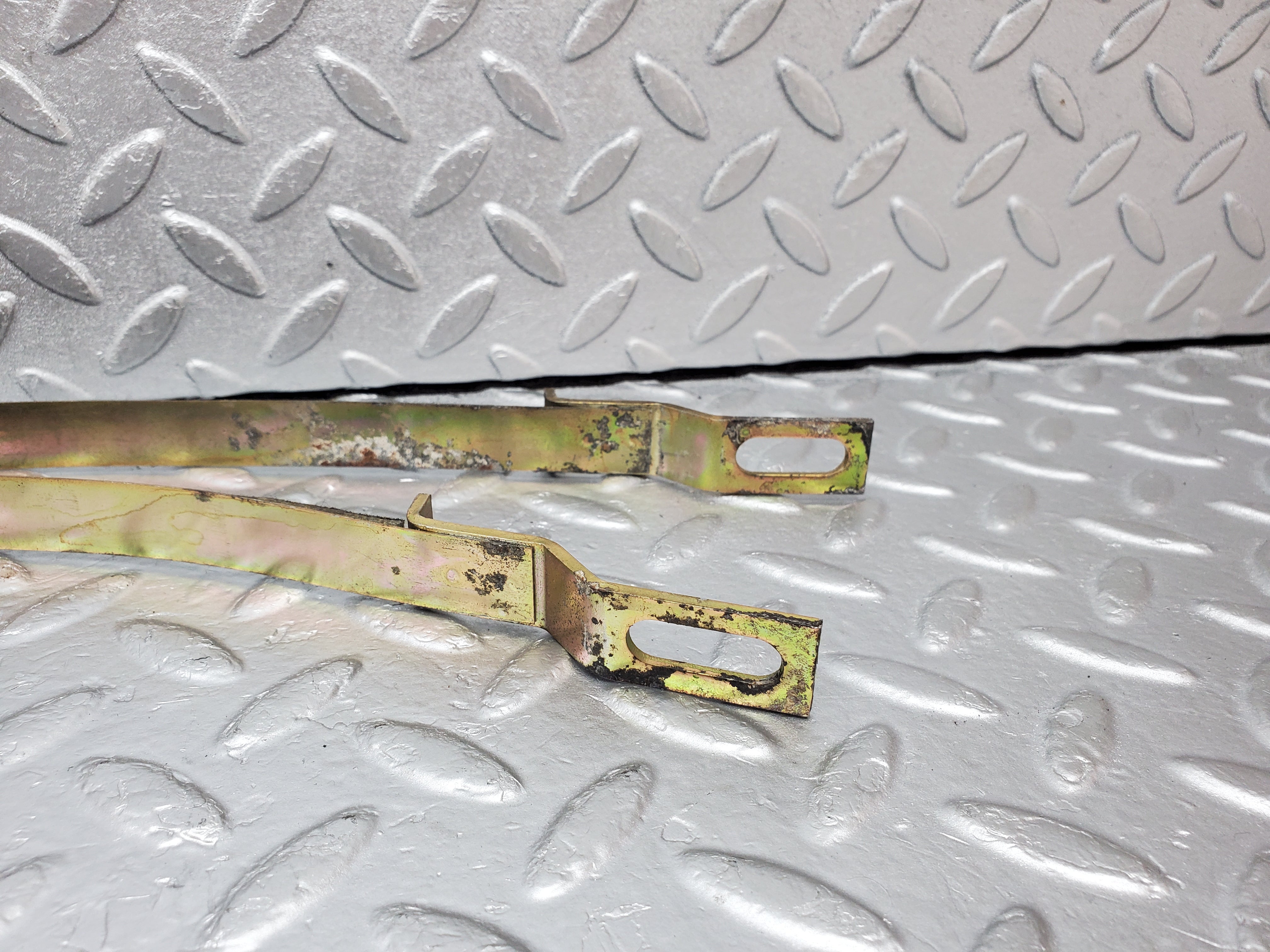 1121 Mercedes-Benz C123 230CE Coupe Heater Box Holder Strap